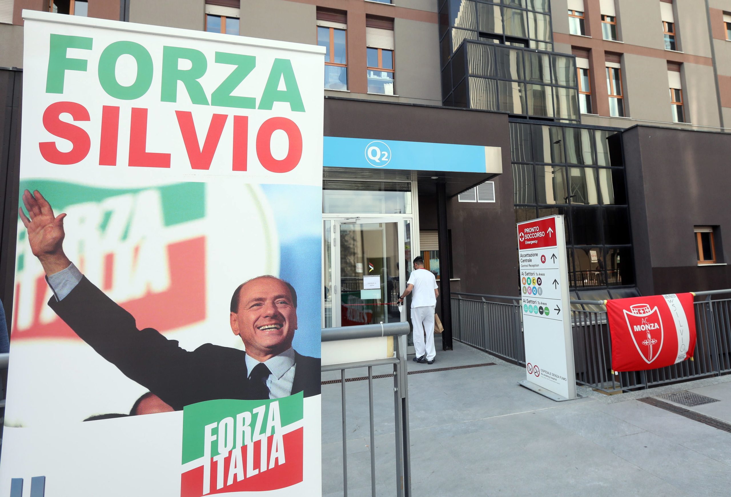 Dia de luto e funeral de Estado na despedida de antigo primeiro-ministro Berlusconi