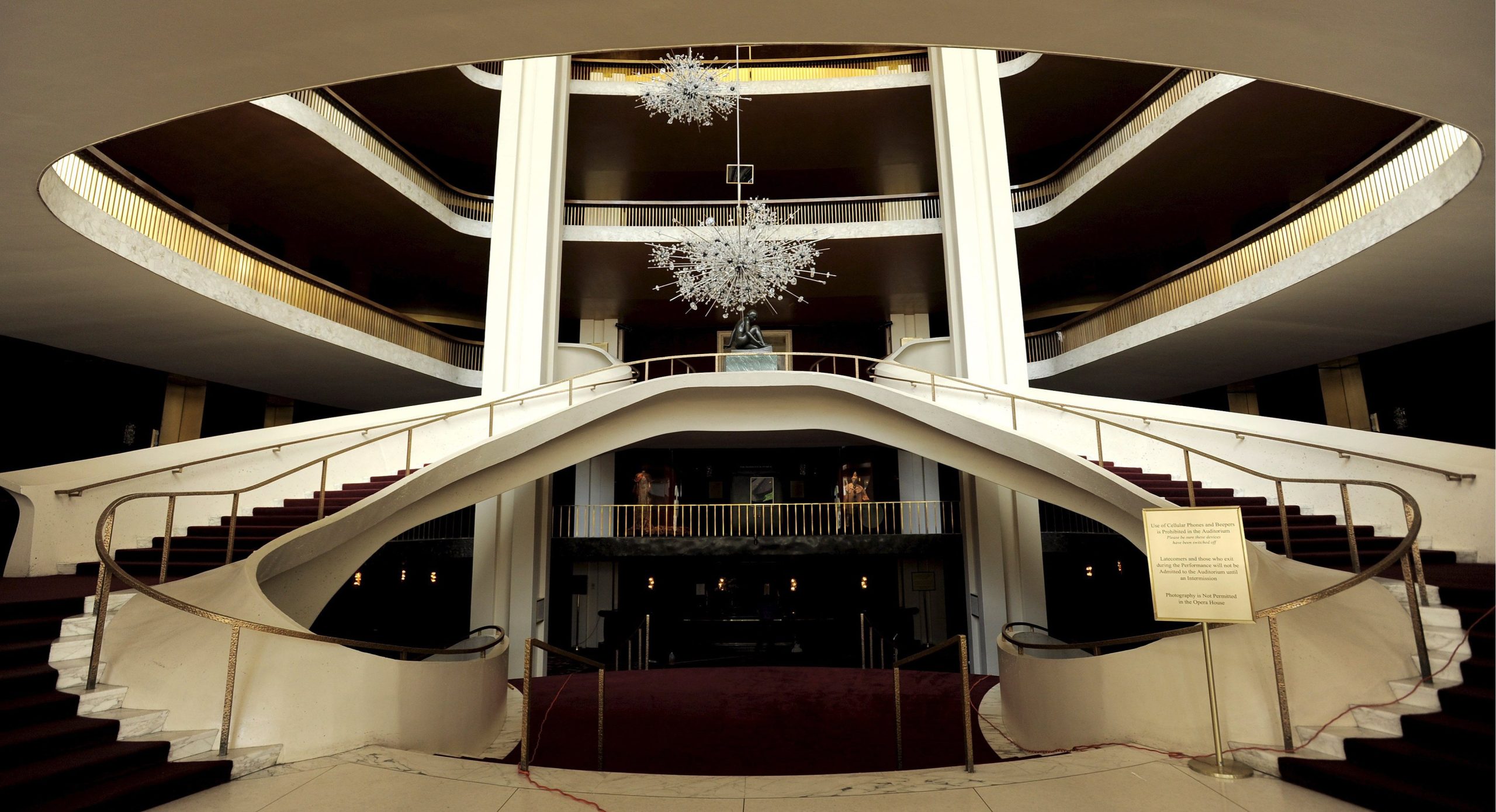 Covid-19: Metropolitan Opera de Nova Iorque cancela toda a temporada 2020/2021