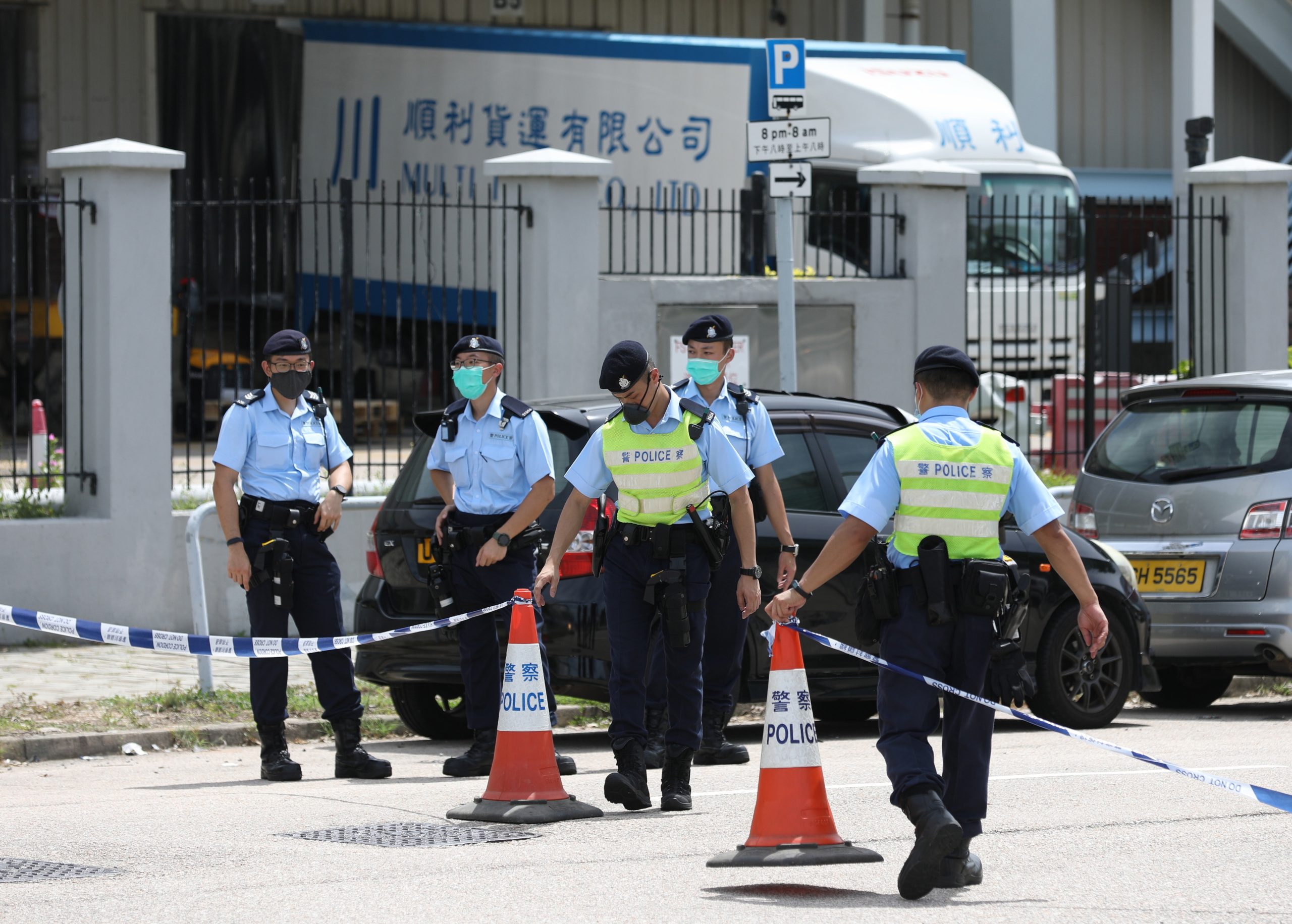 Polícia de Hong Kong faz buscas a jornal pró-democracia de empresário detido