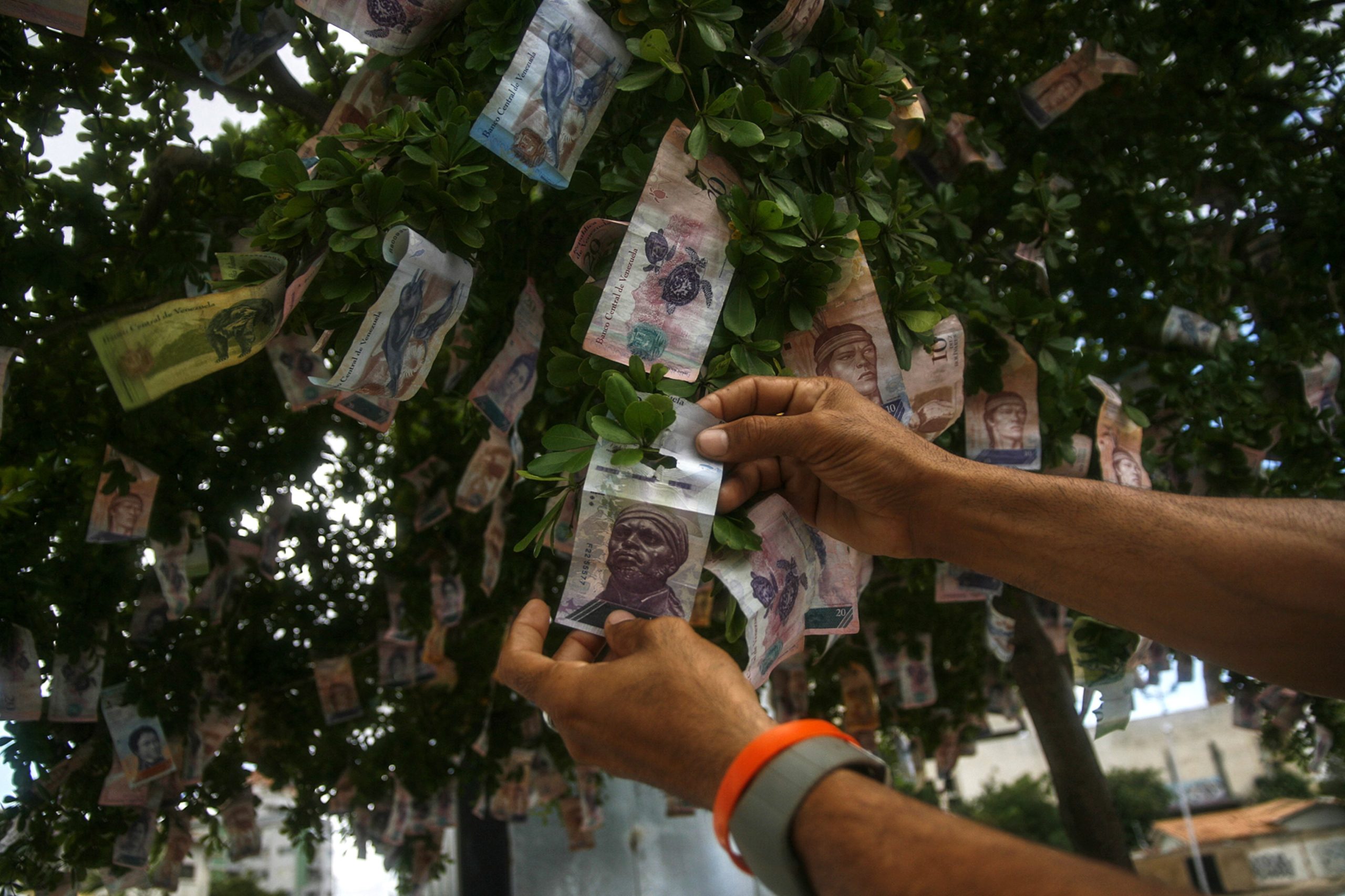 Maduro anuncia reconversão monetária e elimina três zeros ao bolívar venezuelano