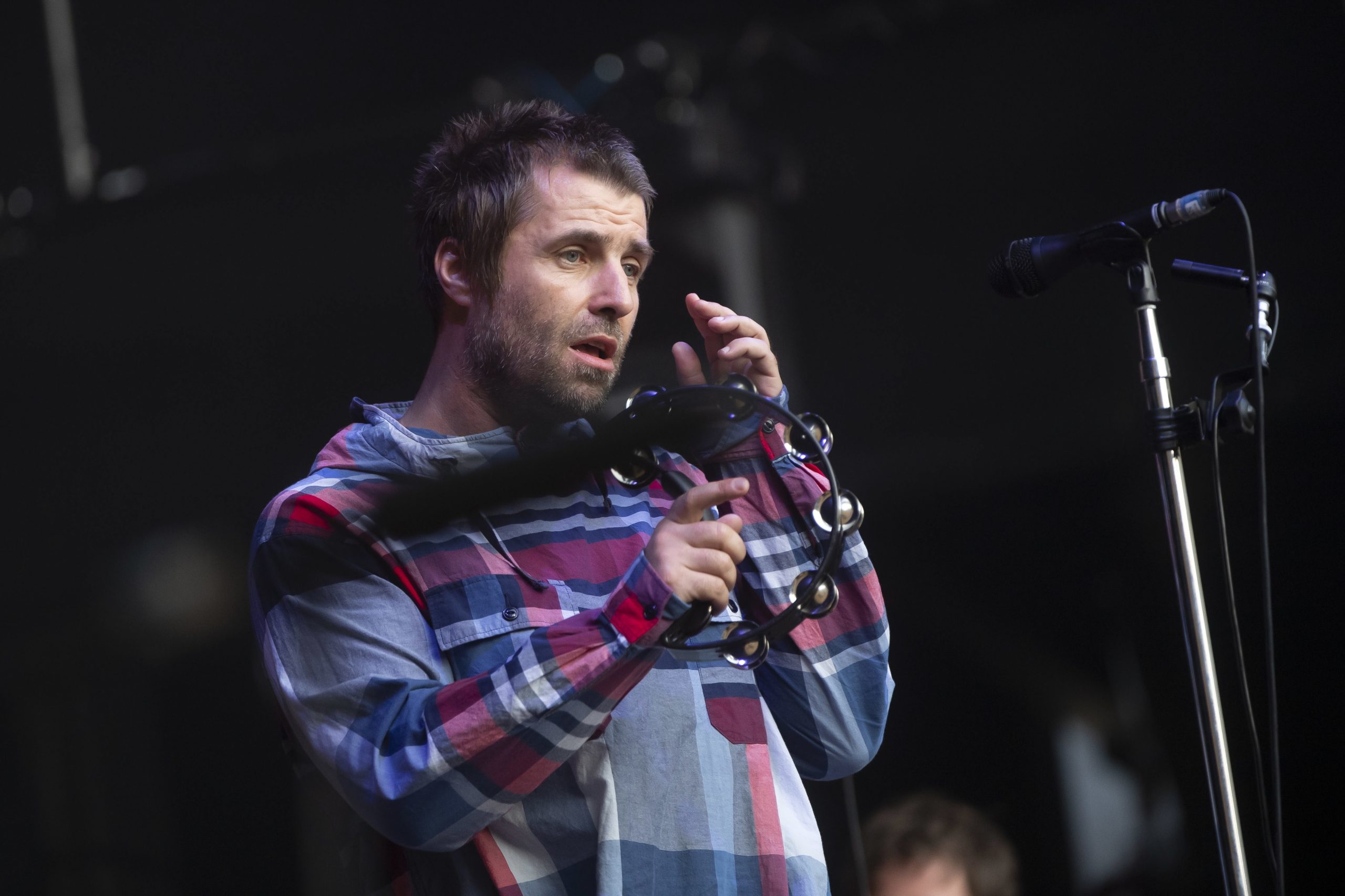 Ex-vocalista dos Oasis prefere adiar o casamento a usar máscara na cerimónia: “seria um crime esconder esta cara”