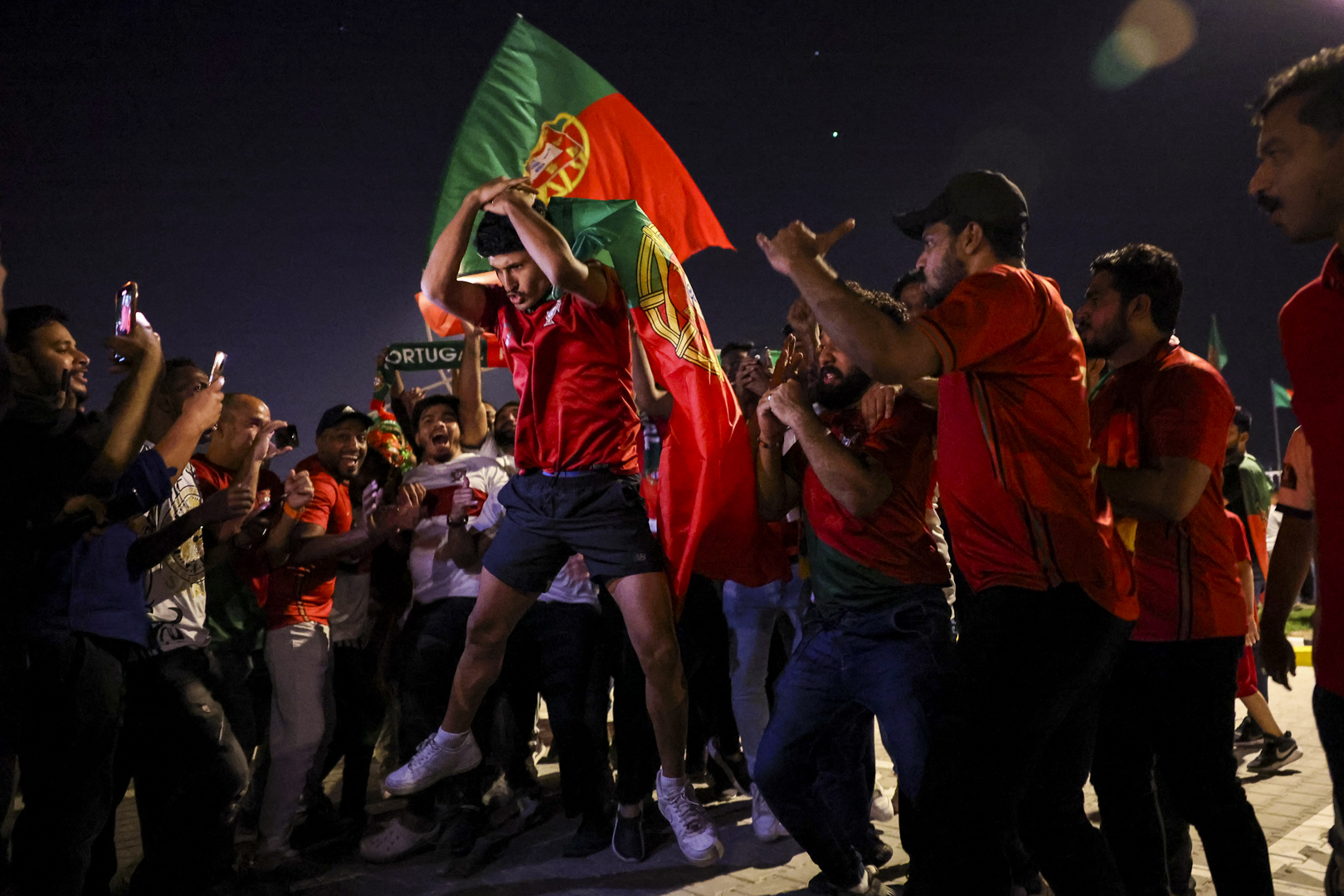 Centenas em romaria e euforia para receber seleção portuguesa em Doha