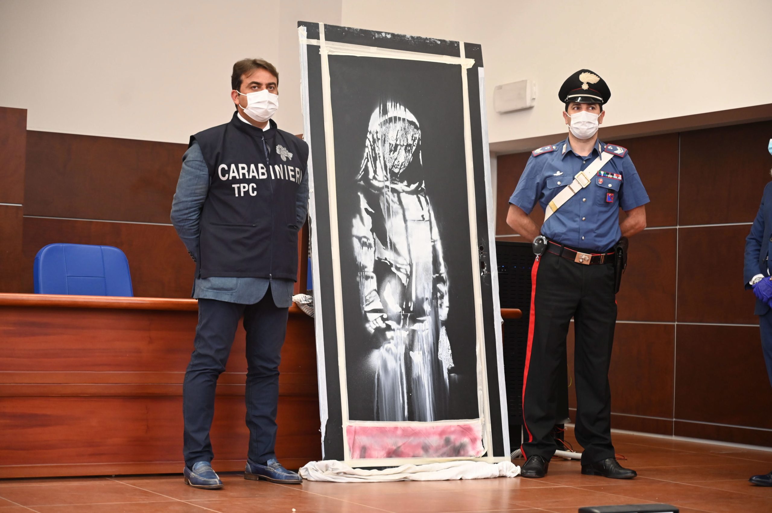 Seis suspeitos de roubar obra de Banksy do Bataclan em Paris em prisão preventiva