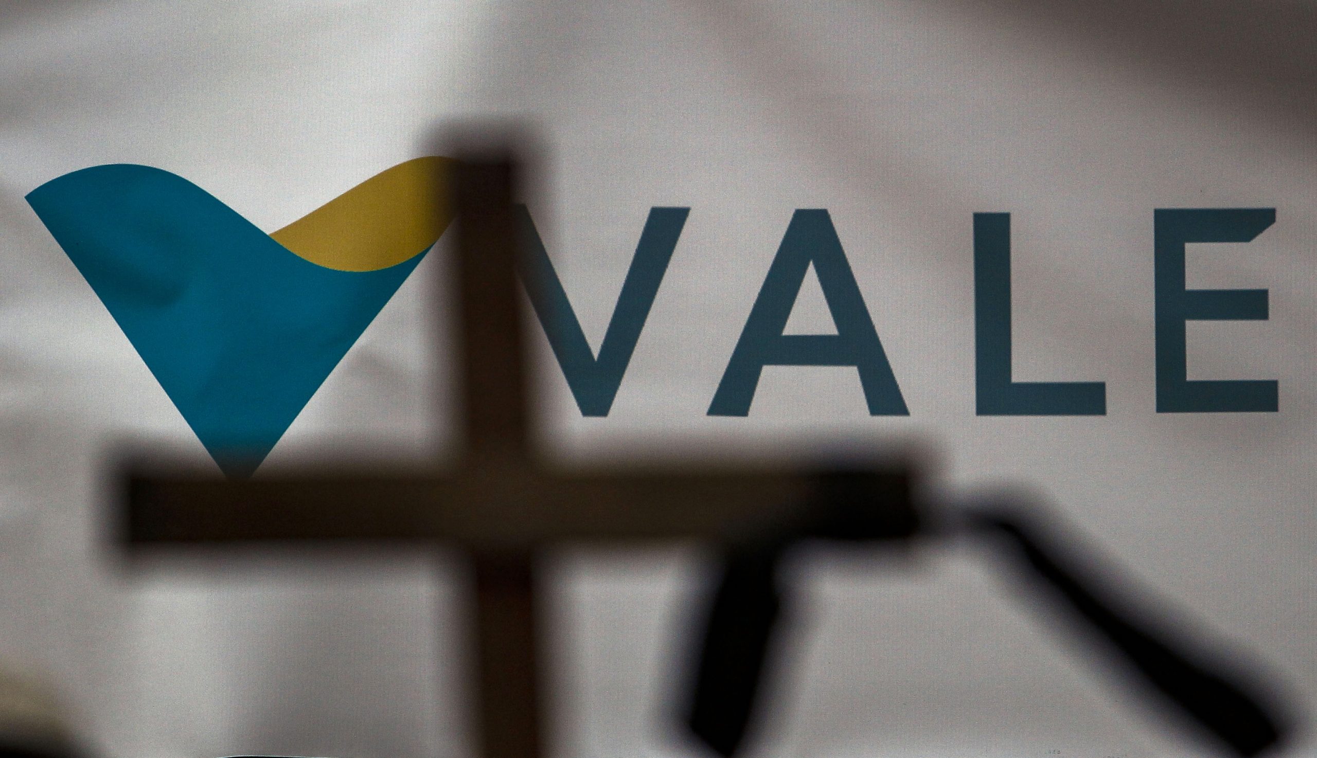 Vale retira moradores de cidade brasileira após alerta de desnível noutra barragem