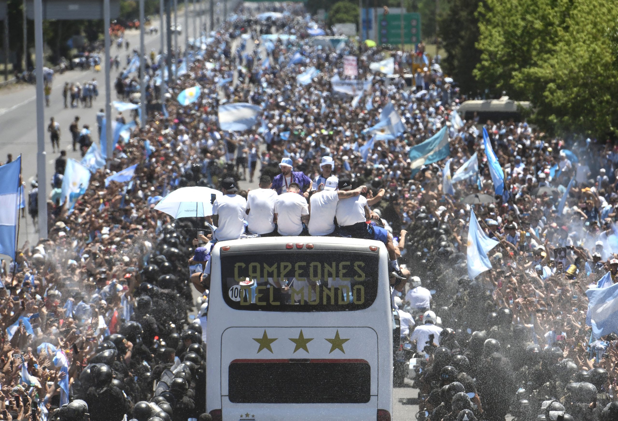 Mais de 4 milhões nas ruas de Buenos Aires. Adeptos arriscam a vida para estar junto dos jogadores