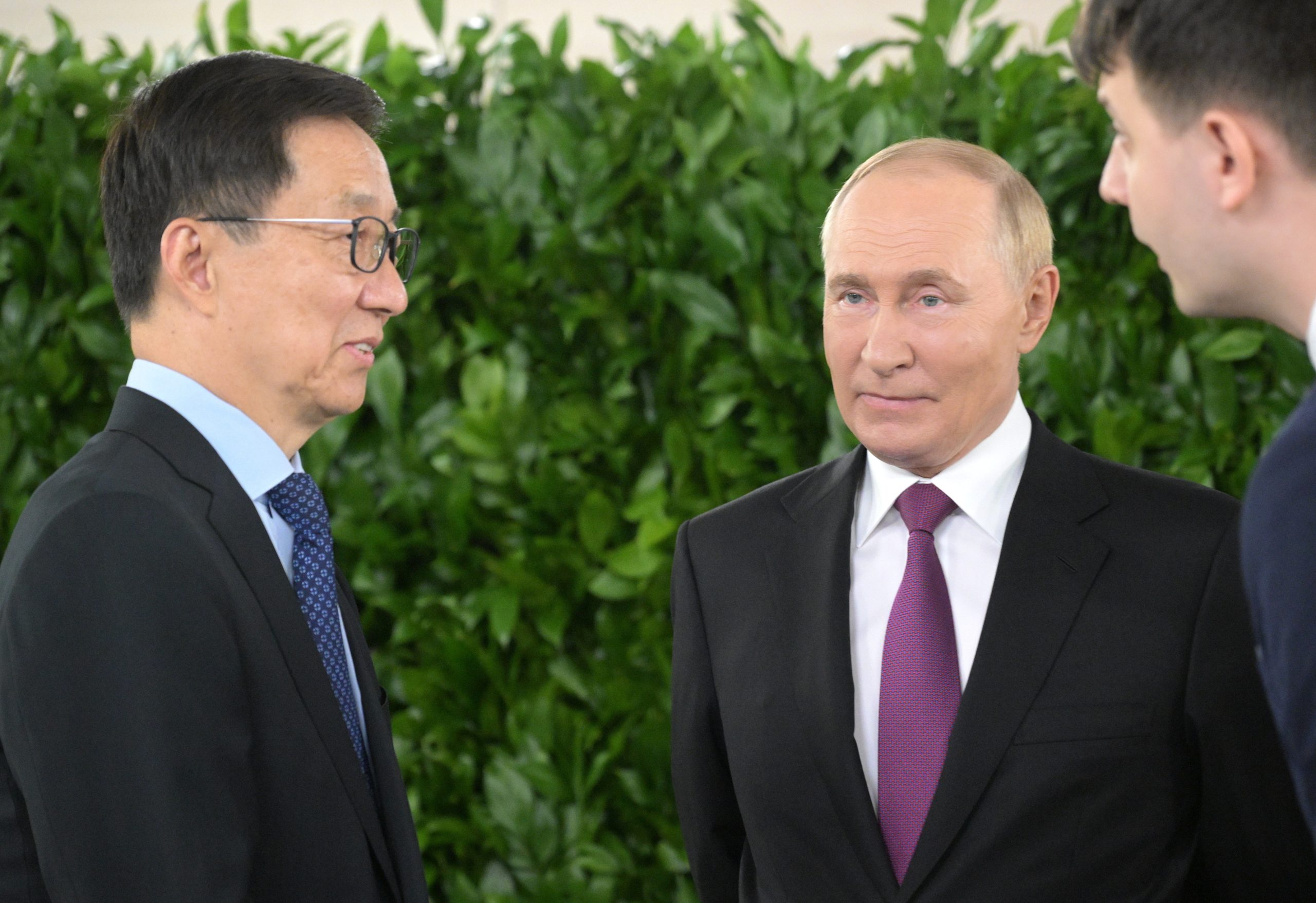 Putin diz estar disposto a negociar e continua focado na conquista do Donbass