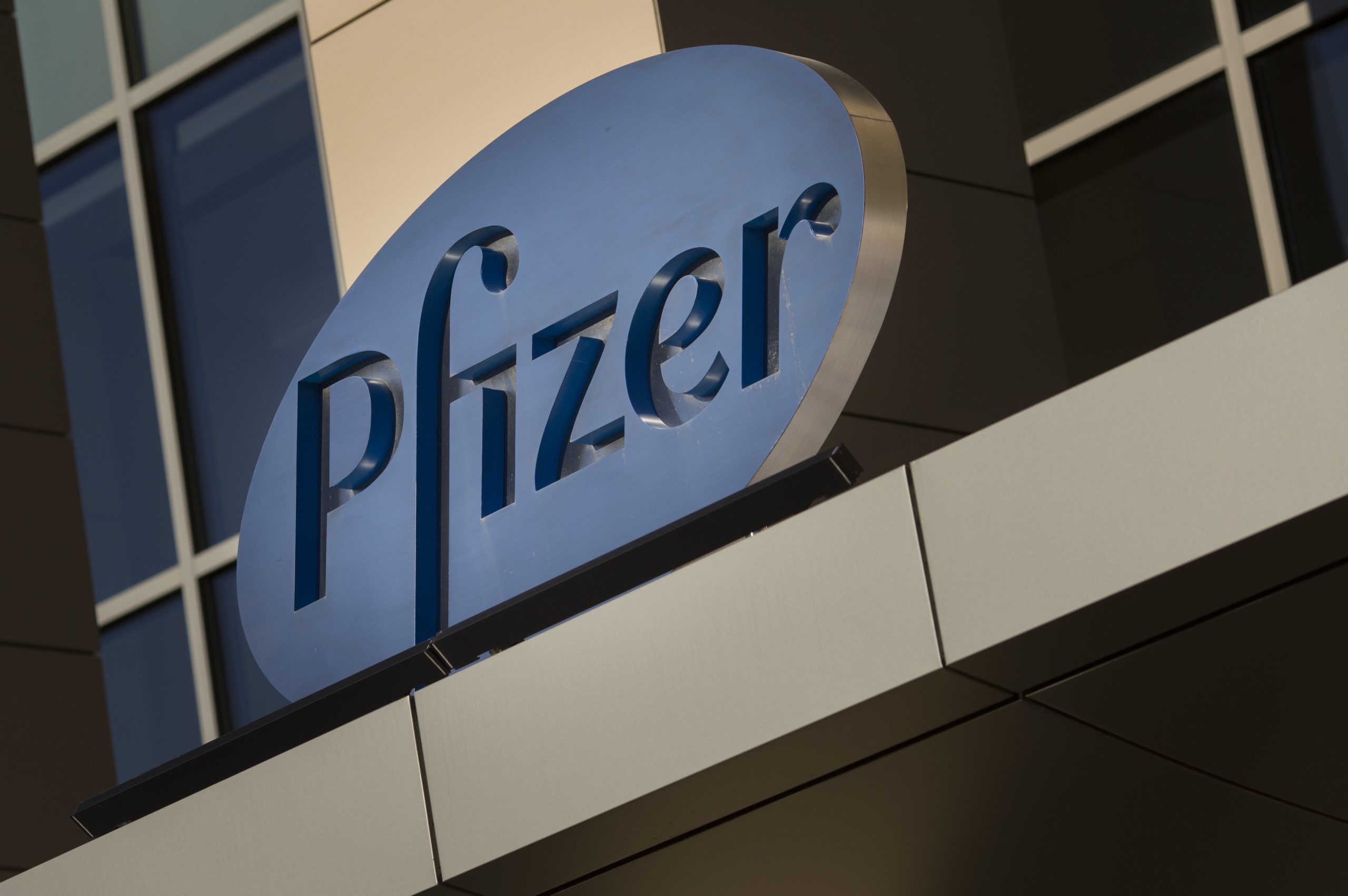 Pfizer inicia ensaio clínico com medicamento oral contra a covid-19