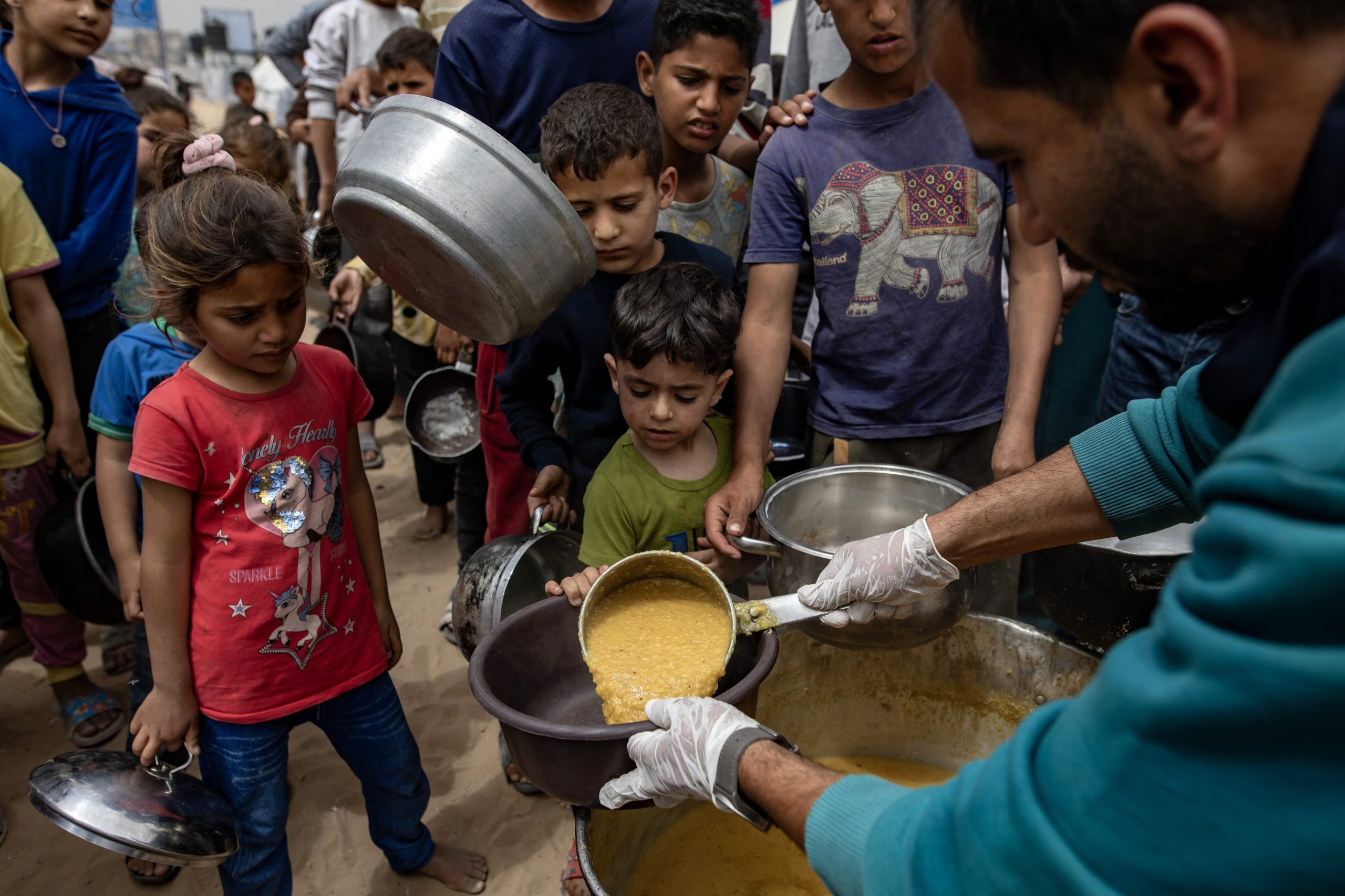 Há crianças a morrer à fome todos os minutos
