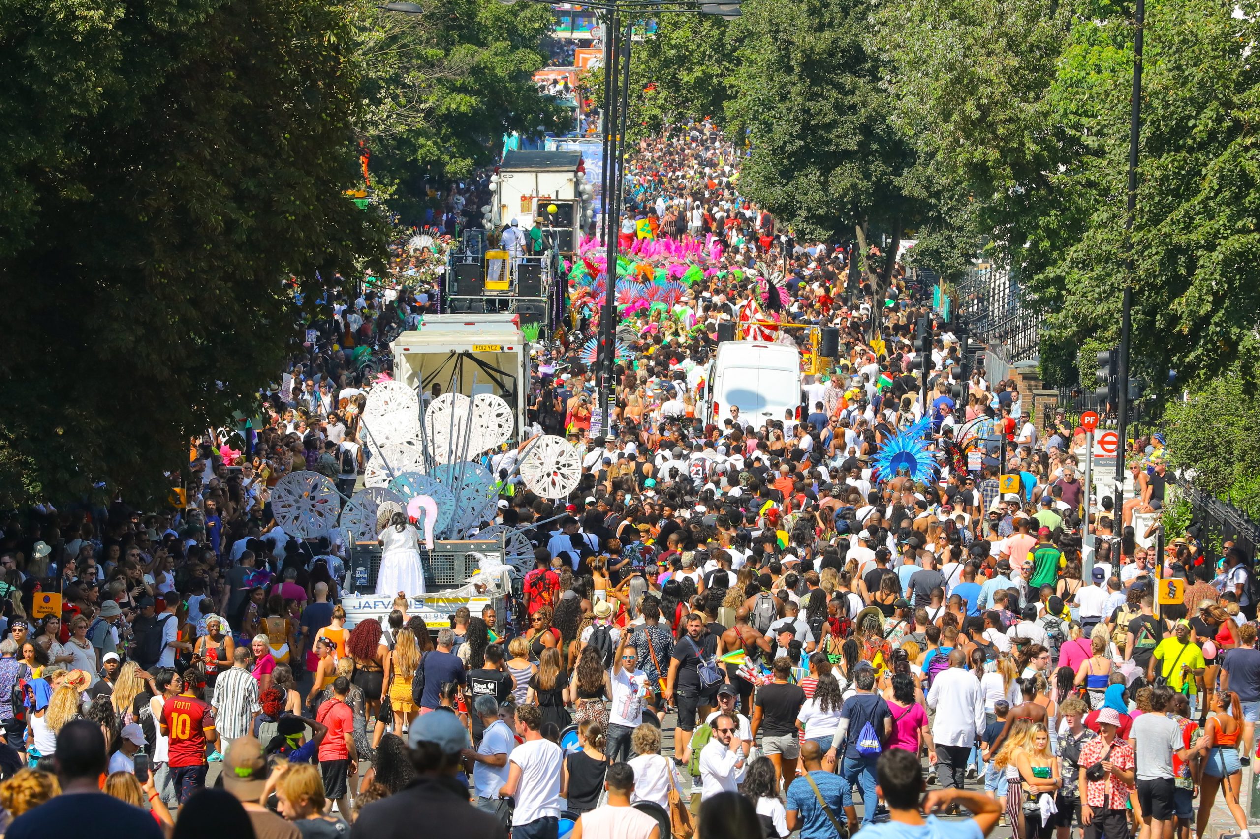 Três jovens detidos por esfaquearem mulher de 32 anos no carnaval de Notting Hill