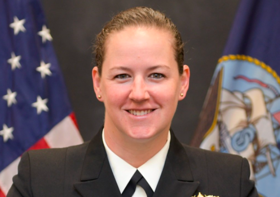 Histórico navio de guerra Old Ironsides comandado pela primeira vez por uma mulher
