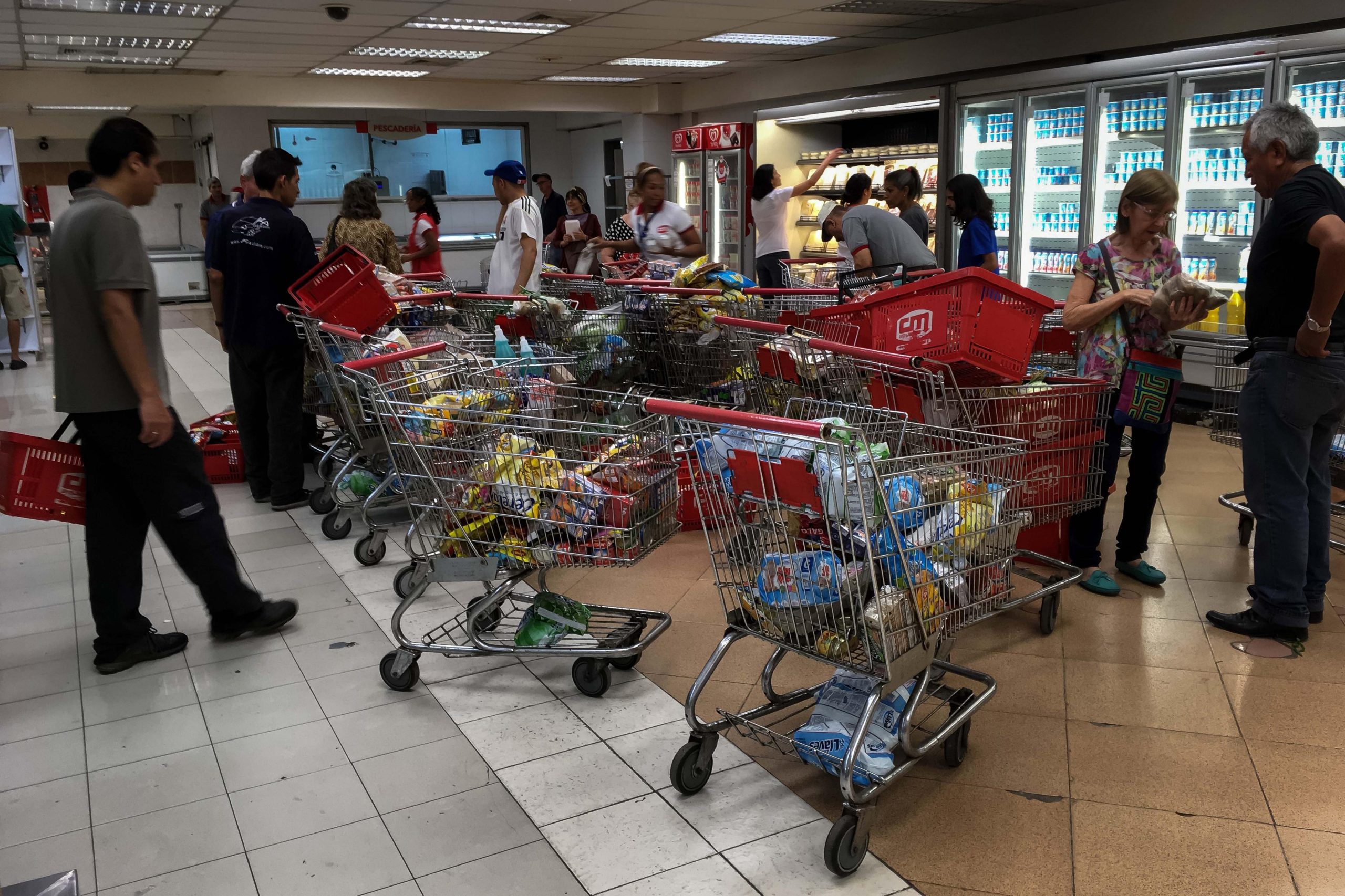Suspensas fiscalizações a supermercados na Venezuela e permitidos aumentos de preços