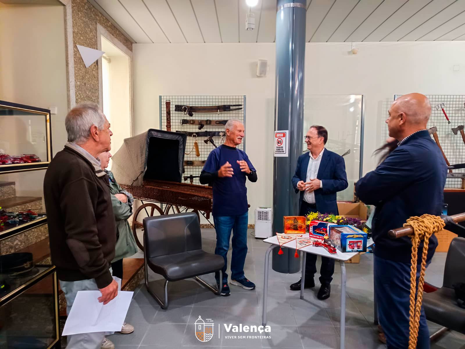 Colecionador britânico oferece 627 miniaturas de carros de bombeiros a museu em Valença