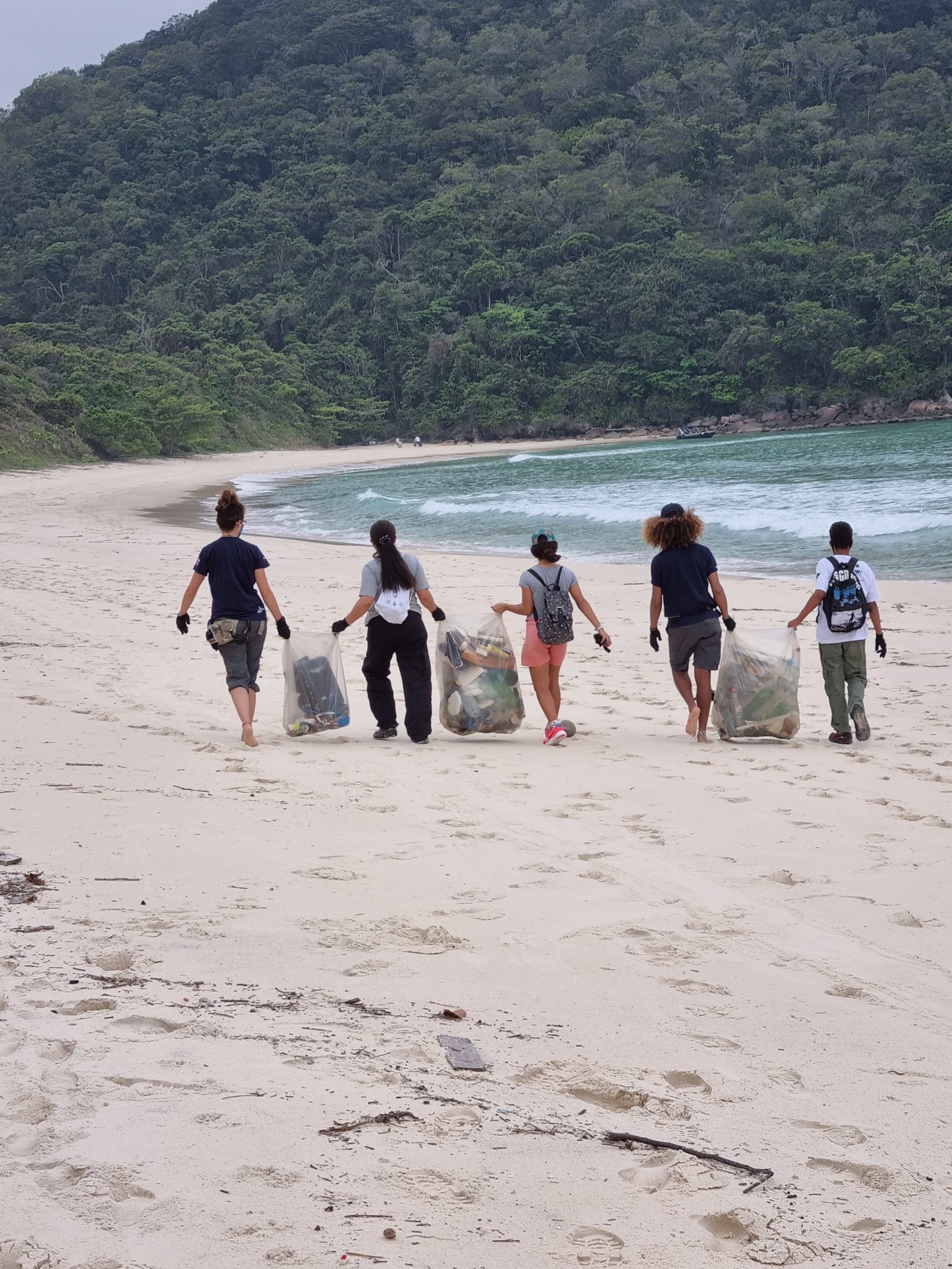 “Um camião de lixo é jogado nos oceanos a cada minuto”. O grito de alerta de uma família que fez do mar a sua casa