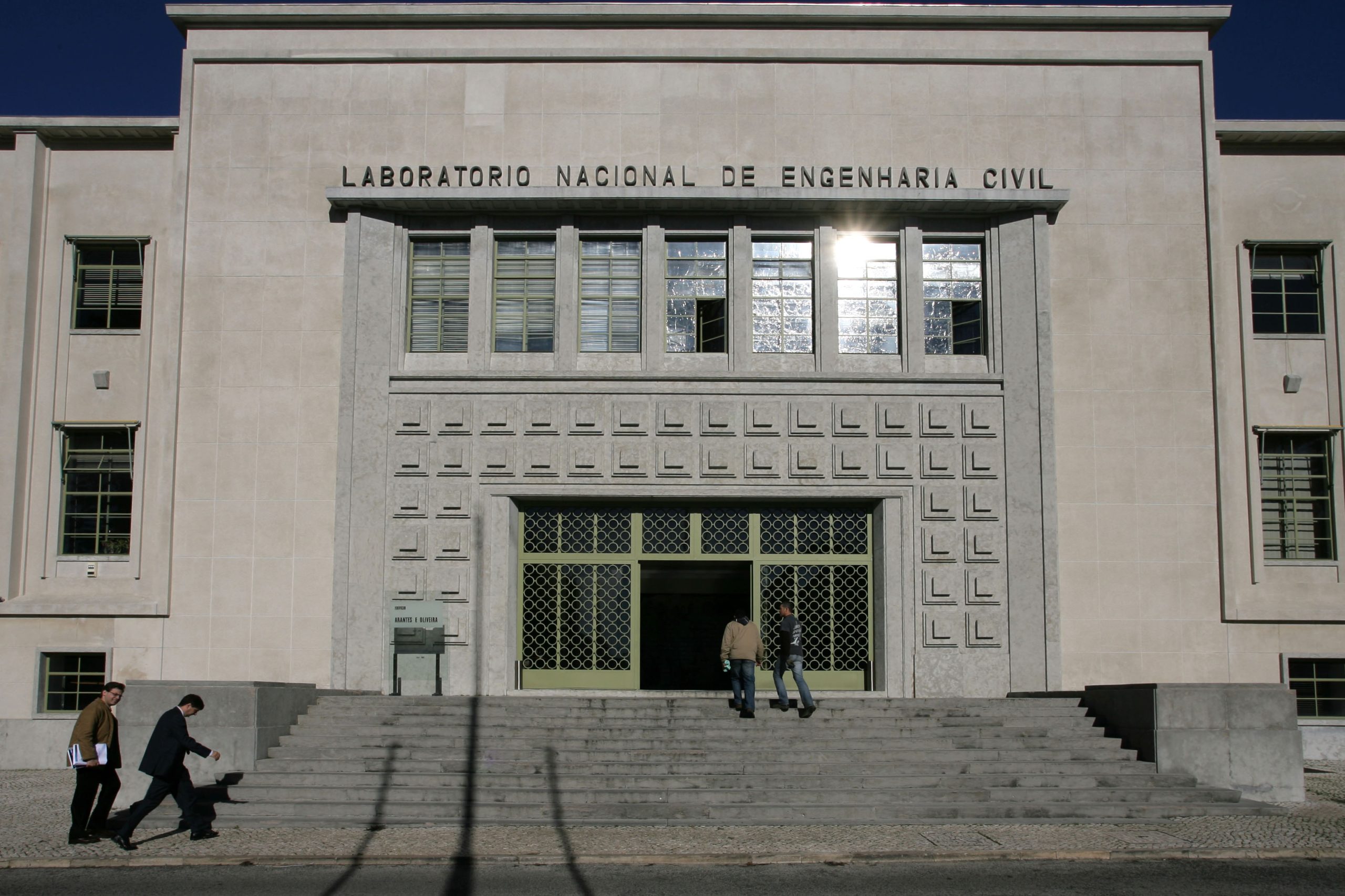 Precários do LNEC protestam contra atraso na sua entrada para os quadros