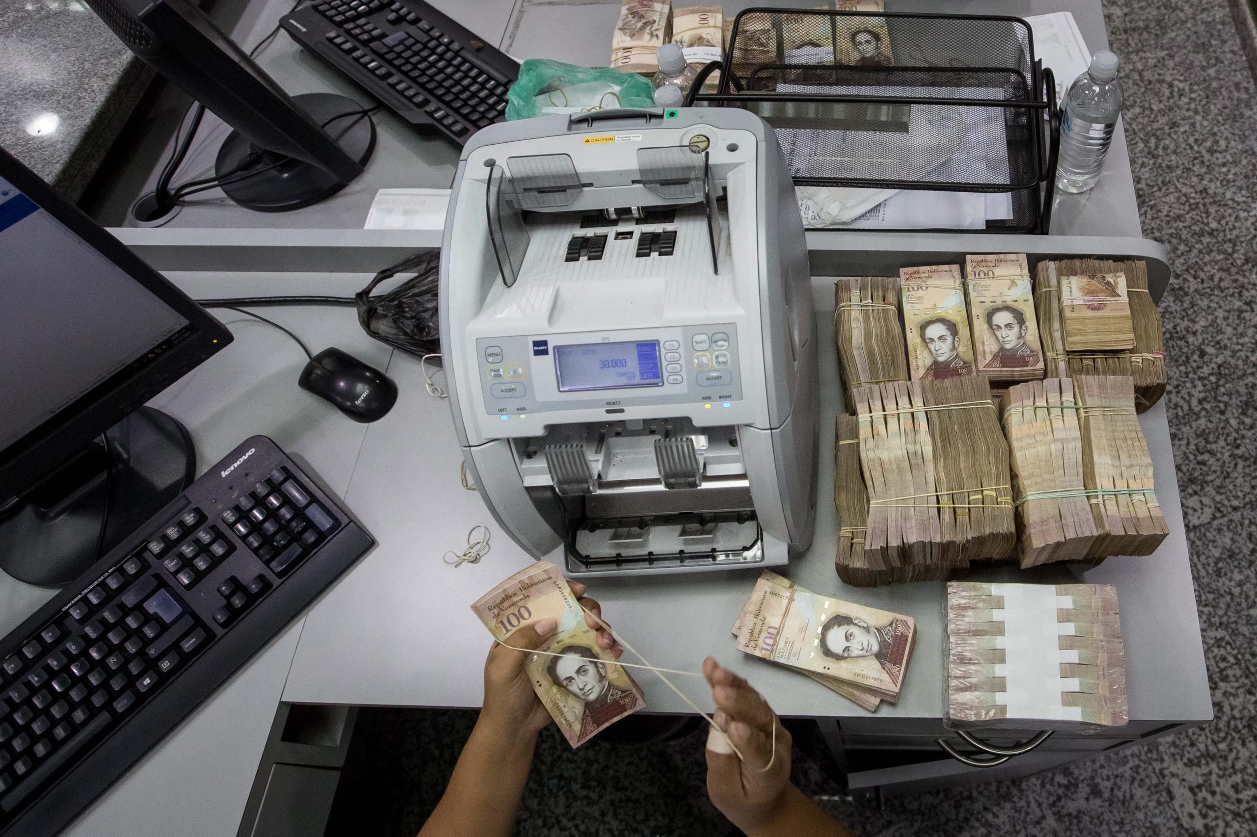 Venezuela. Nova moeda obriga banca a paralisar serviços eletrónicos por 24 horas