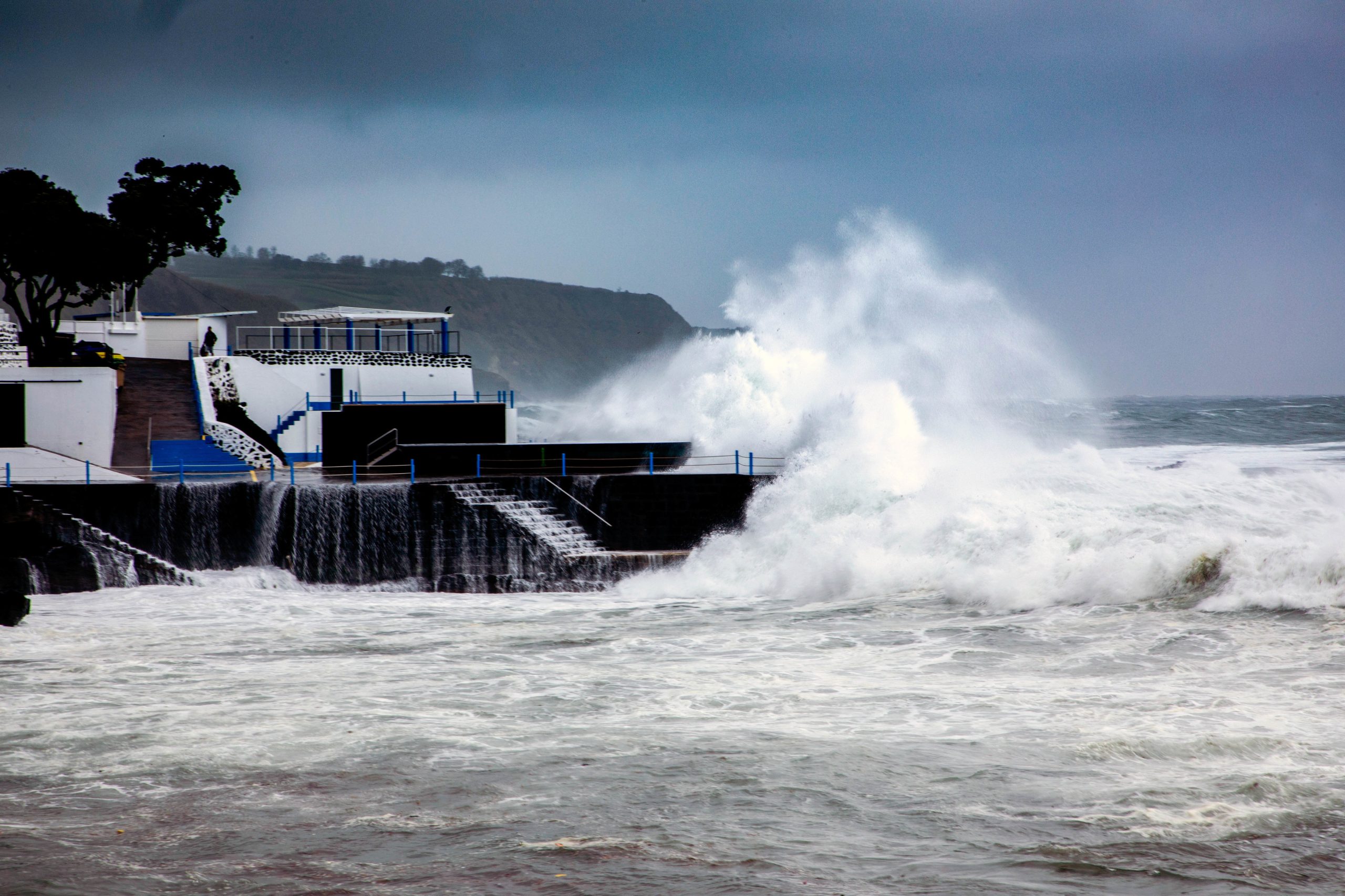 Depressão agrava estado do tempo nos Açores com chuva forte, trovoada e rajadas até 100 km/h