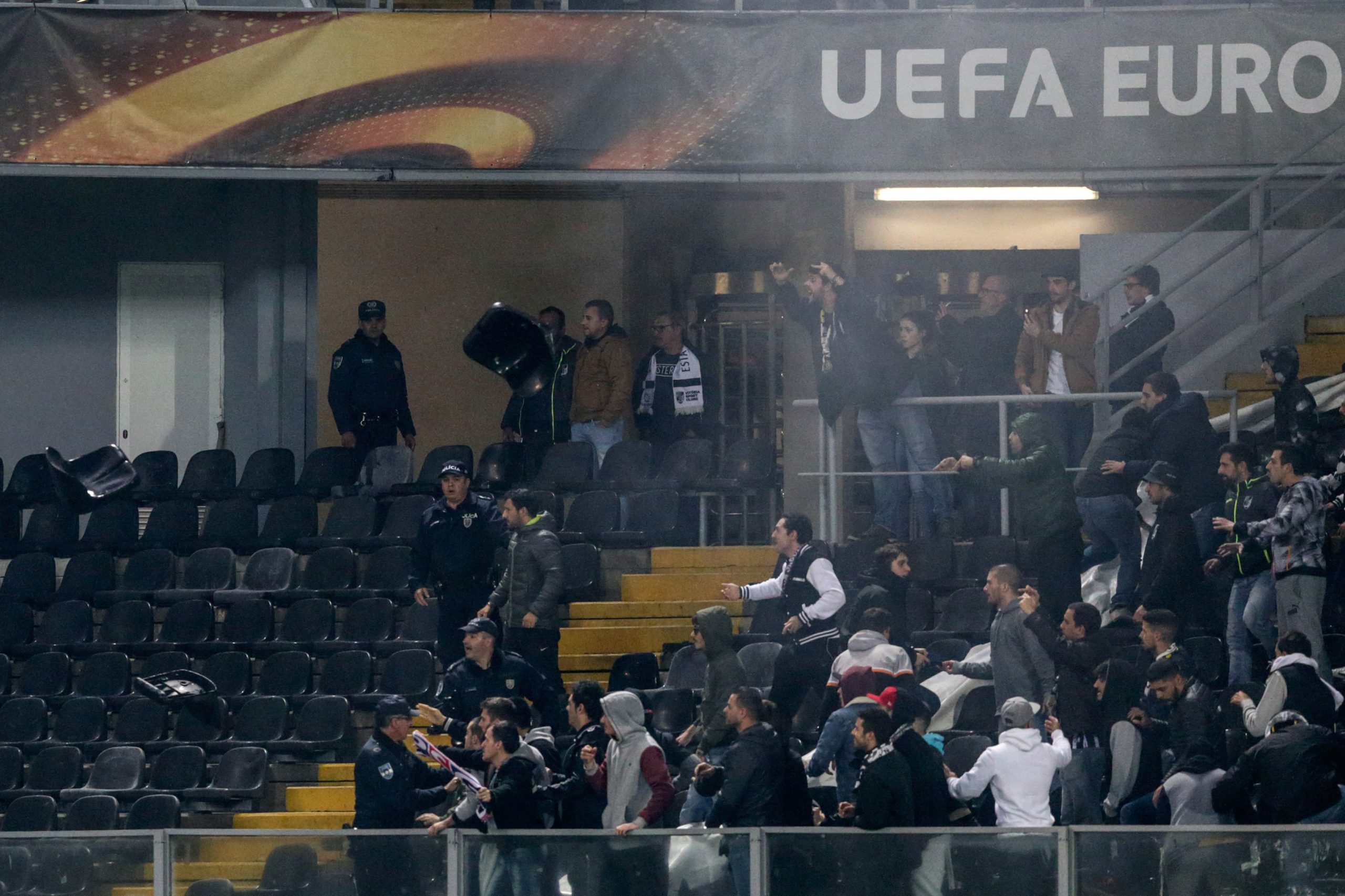 UEFA abre inquérito a Evra por “conduta violenta” em Guimarães
