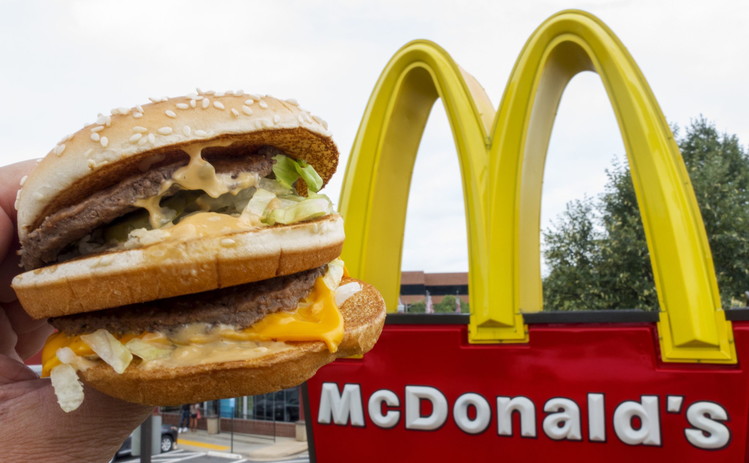 Se menos clientes vão aos restaurantes, a McDonalds vai até casa deles