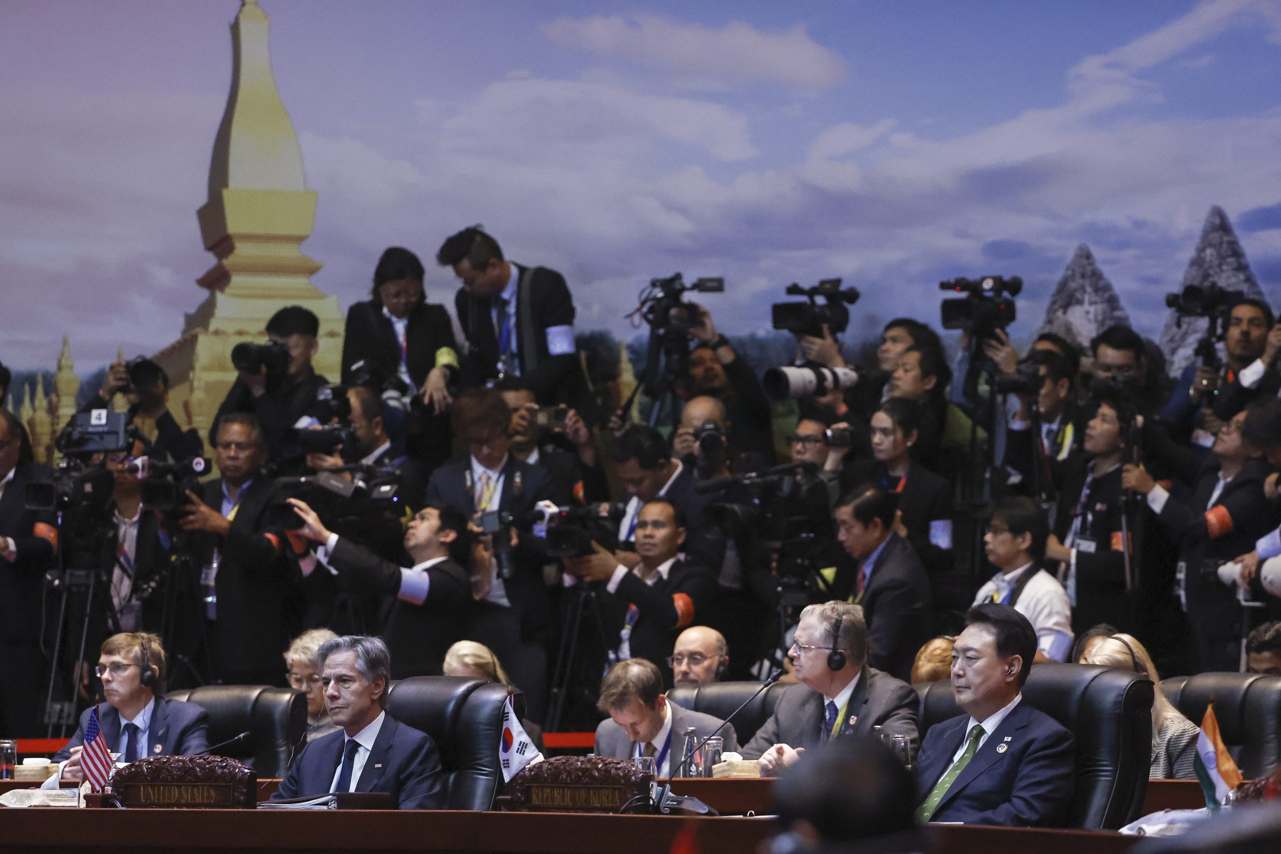 Blinken diz não ouviu “nada de novo” de Lavrov durante cimeira no Laos