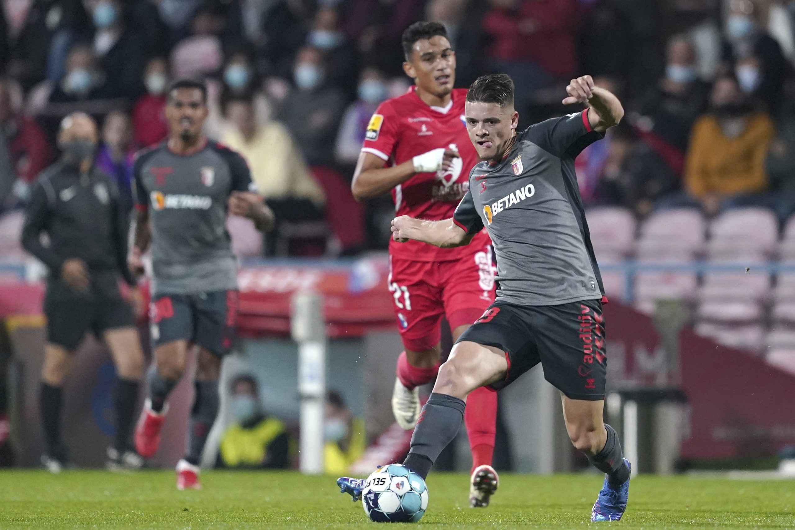 Golo do estreante Vitinha dá triunfo difícil ao Braga em Barcelos
