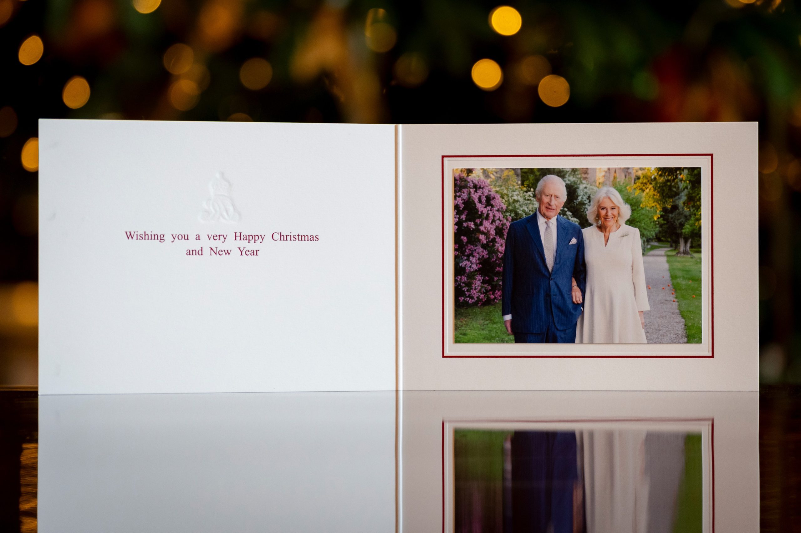 É Natal em Buckingham e os reis escolheram o retrato do 20.º aniversário de casamento para o cartão de Boas Festas