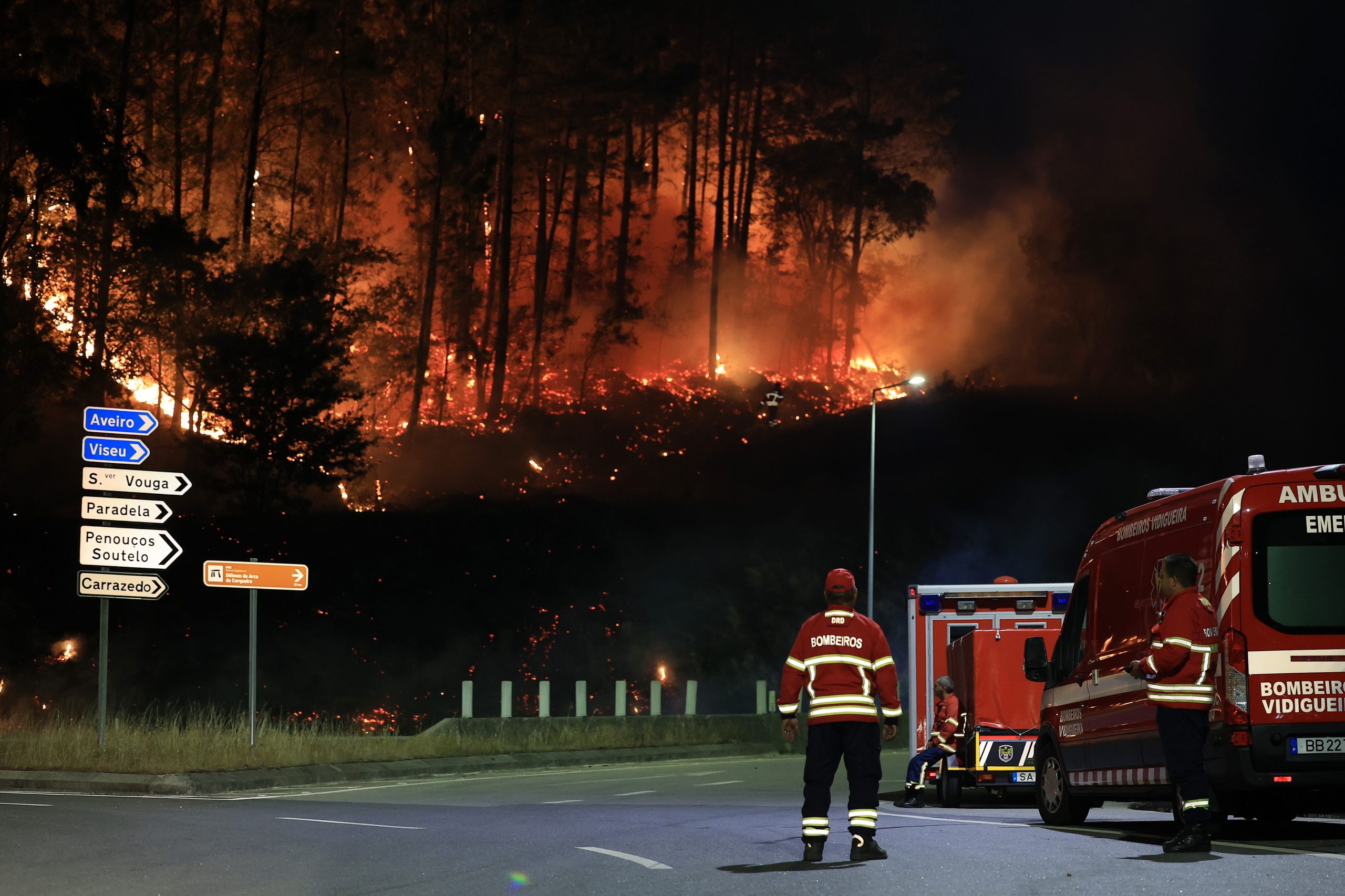 Incêndios: autoestradas reabertas, mas ainda há dez estradas cortadas