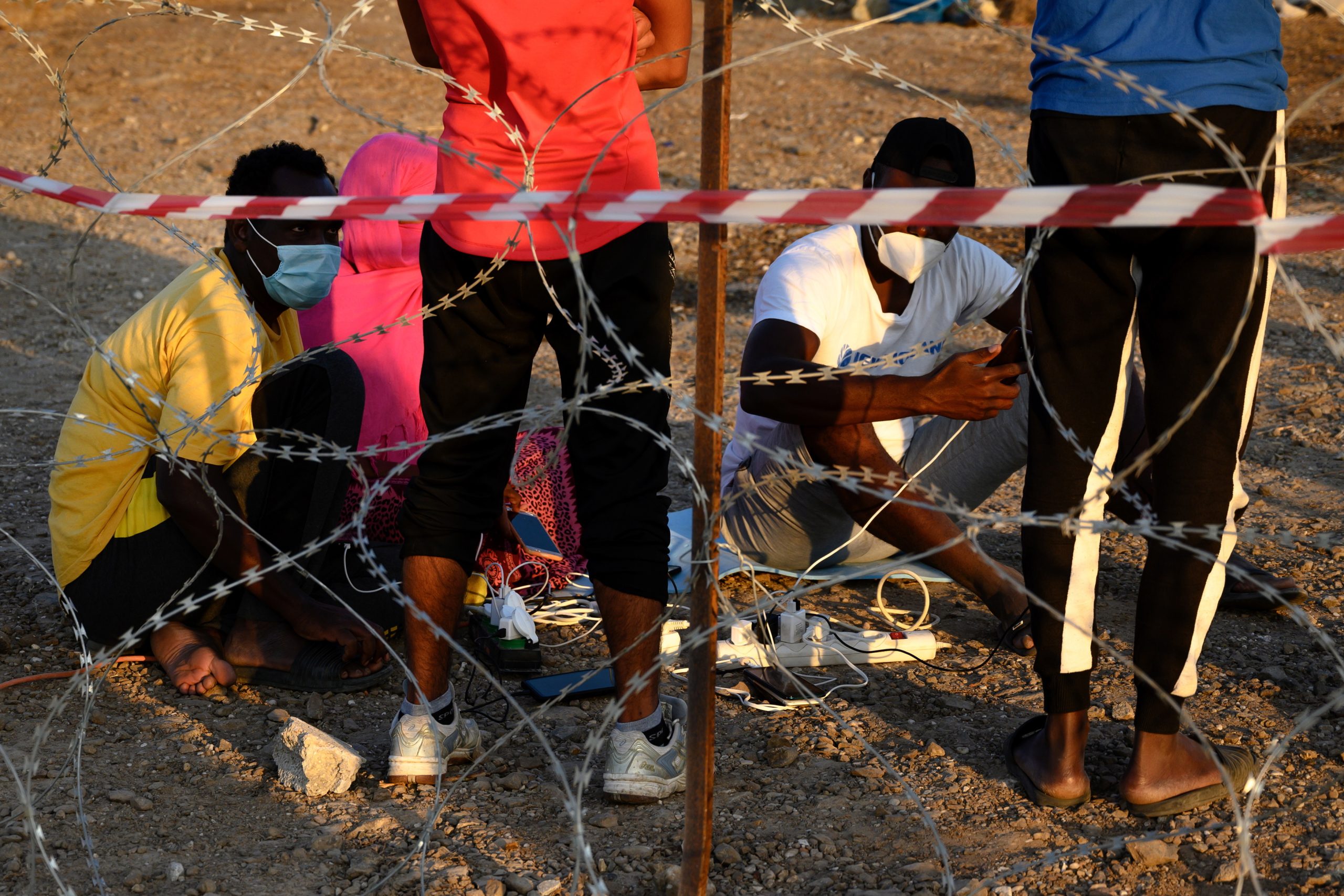 Manifestantes contra novo acampamento na ilha de Lesbos incendeiam escavadoras