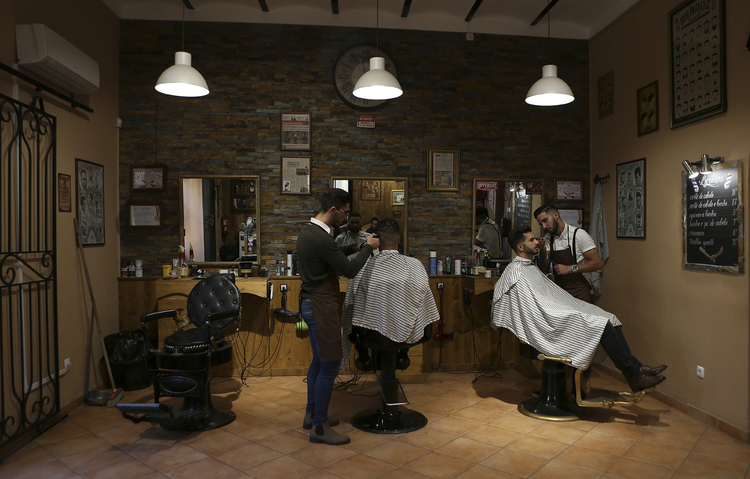 Nova geração faz renascer barbearias à moda antiga no Algarve
