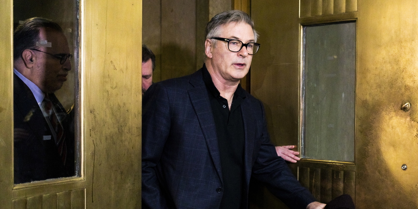 Alec Baldwin processado por disparos que vitimaram diretora de fotografia durante filmagens
