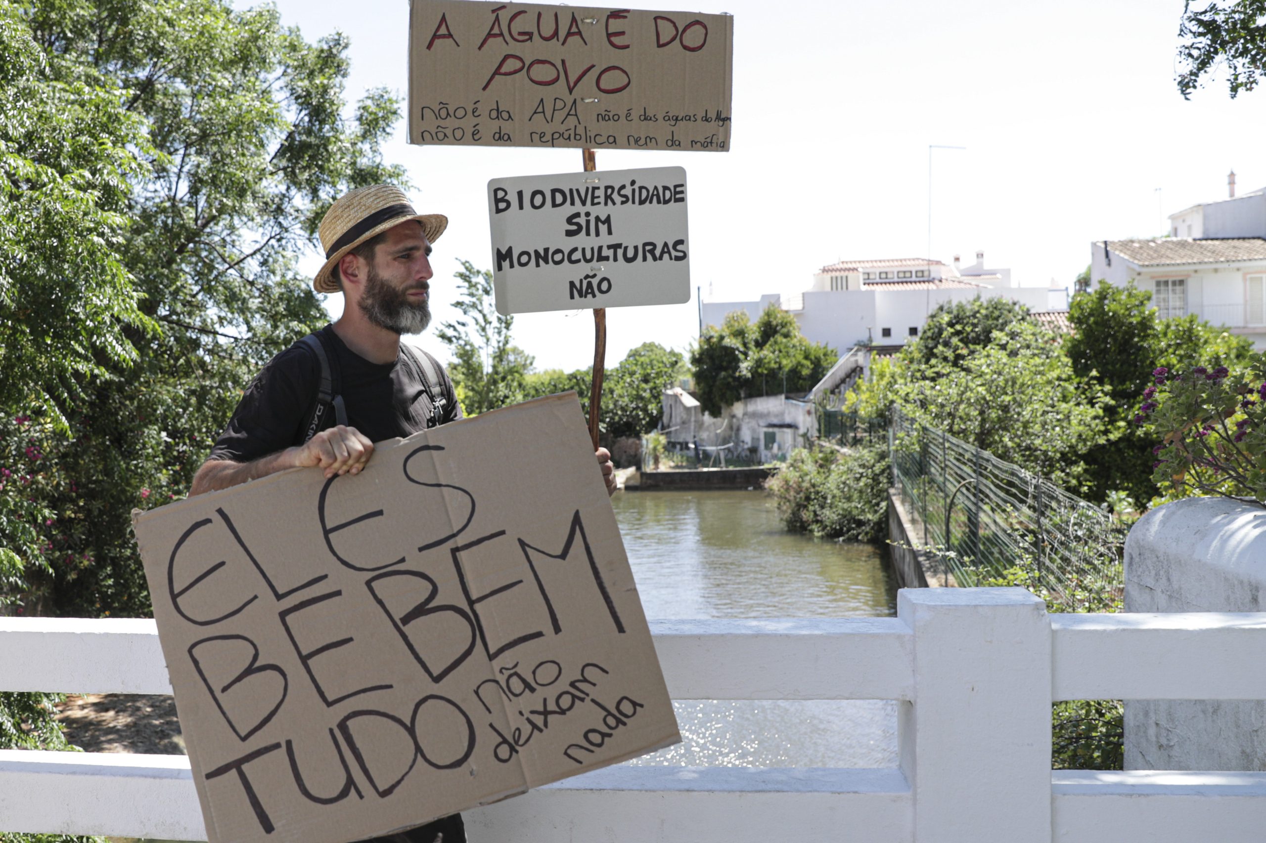 Meia centena de pessoas protestaram contra o desvio da água da queda do Vigário em Loulé