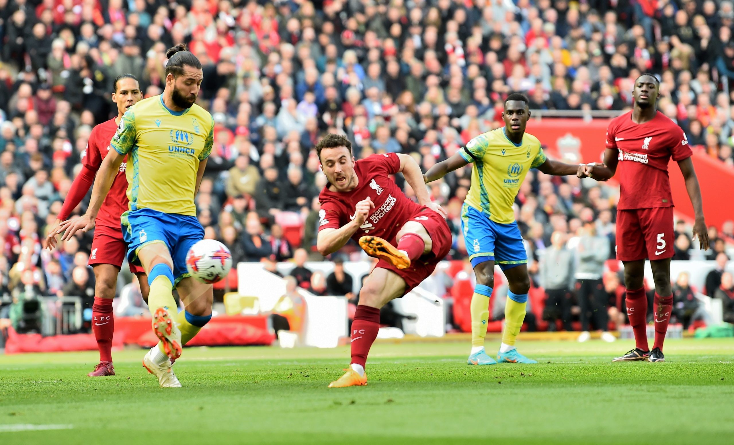 Diogo Jota bisa em triunfo do Liverpool, Wolves perdem em casa do Leicester