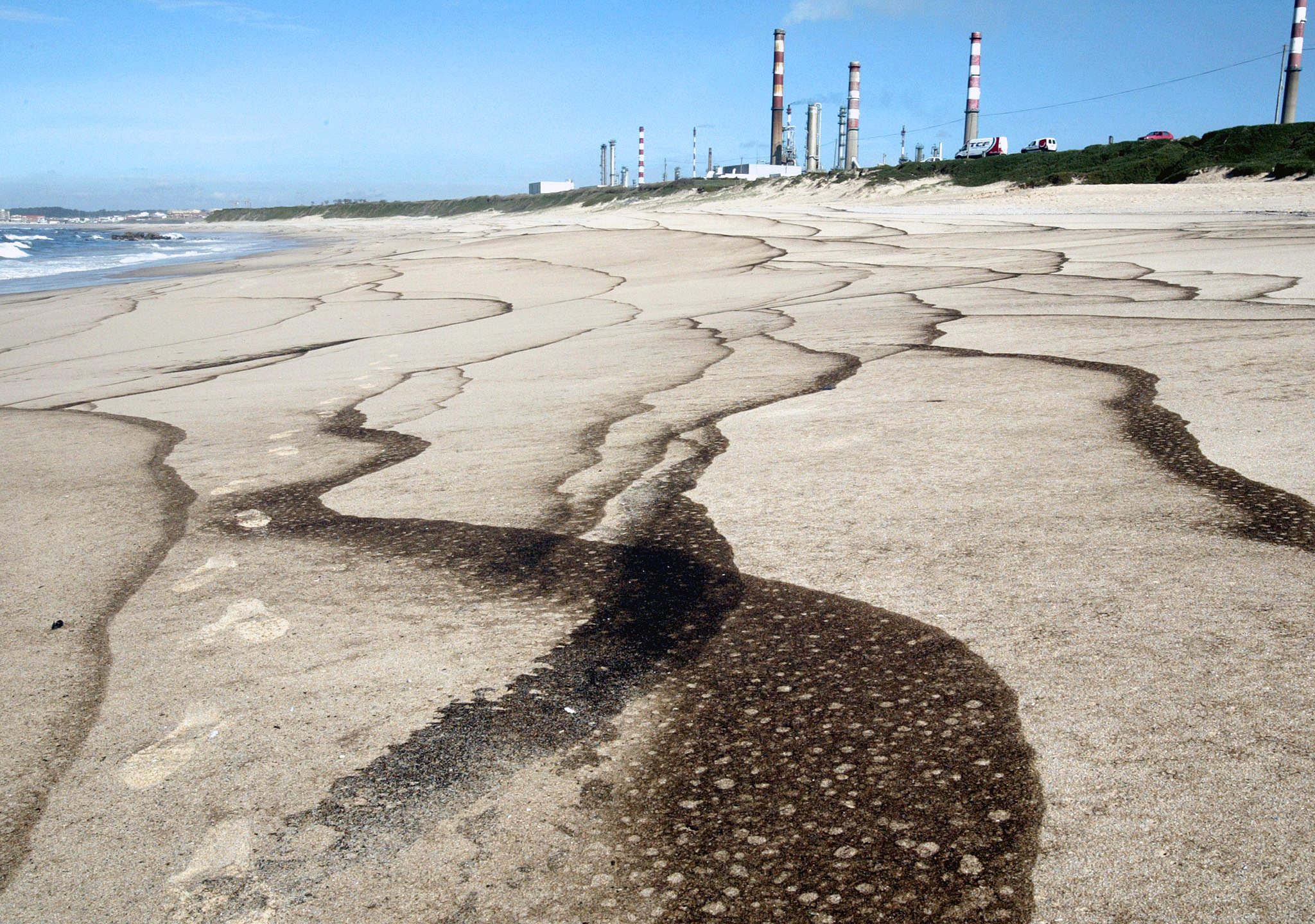Praias de Matosinhos desaconselhadas após incêndio em fábrica de tintas