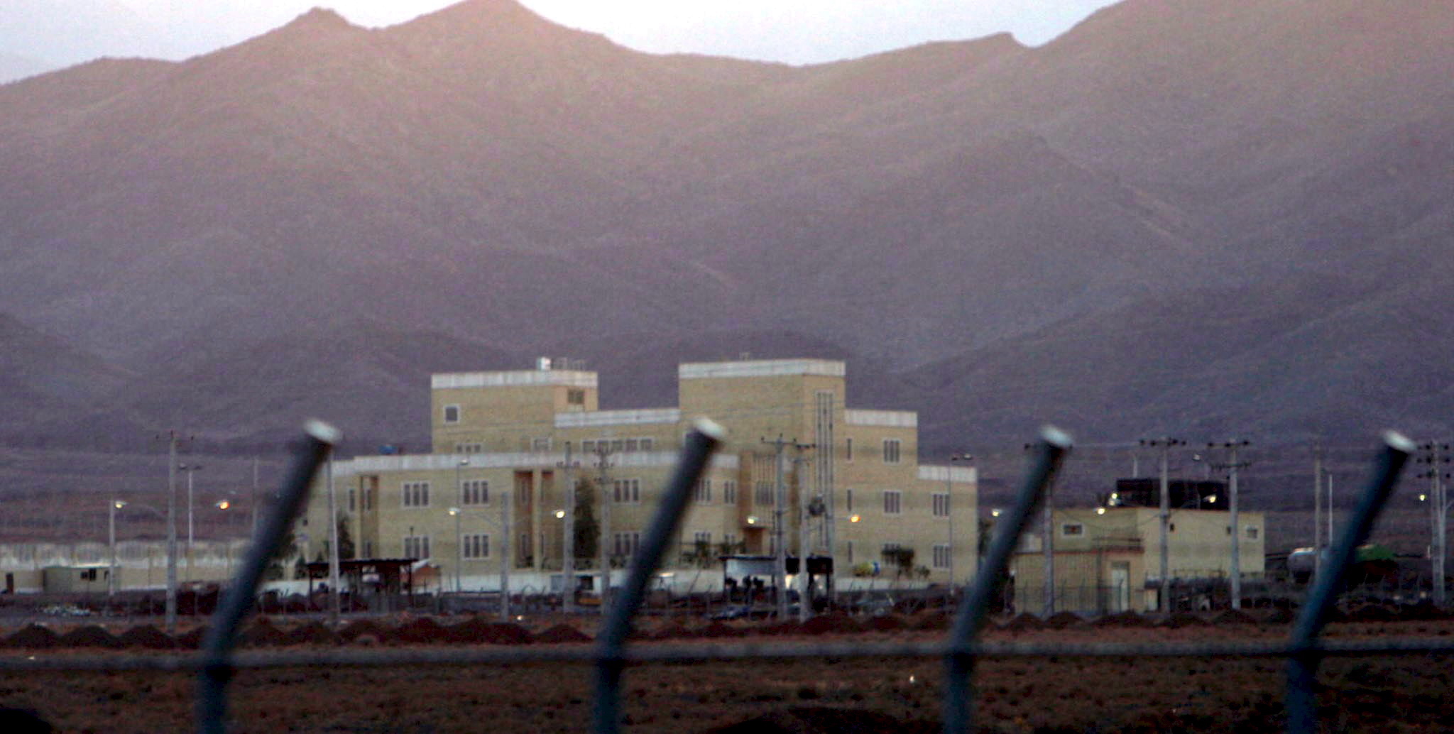Irão realizou teste de míssil que provocou explosão nas proximidades de instalações nucleares