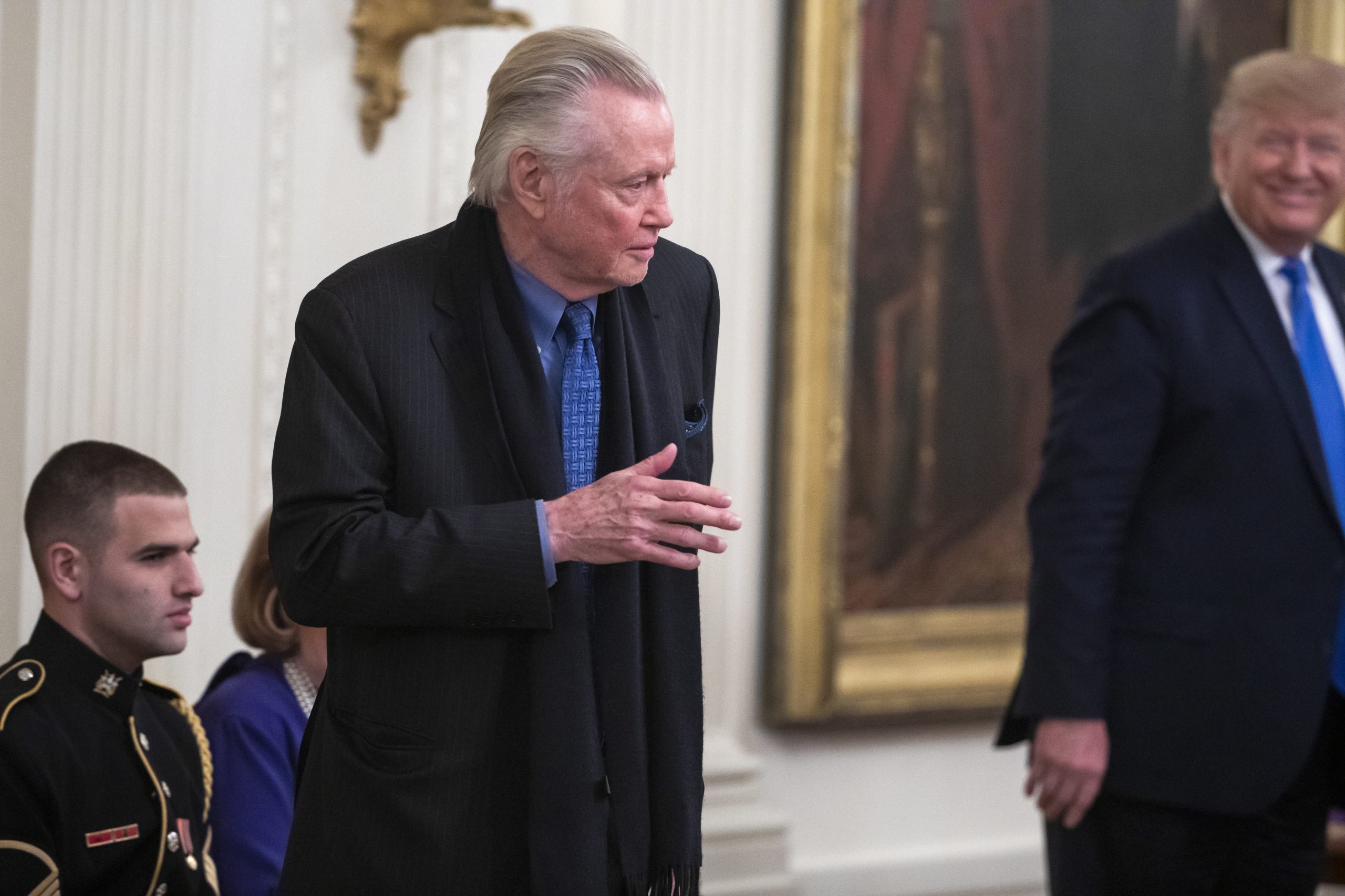Trump condecorou Jon Voight, o ator que quase o fez chorar