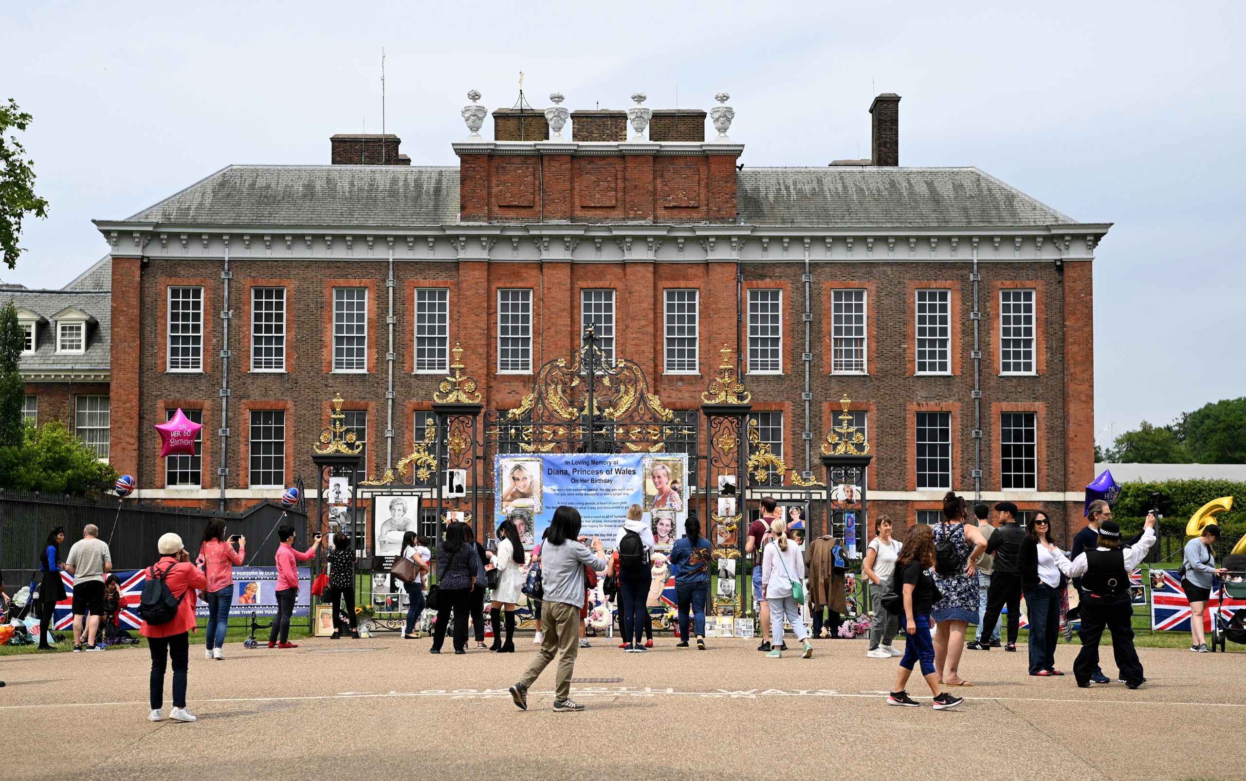 William e Harry inauguram estátua em homenagem à princesa Diana