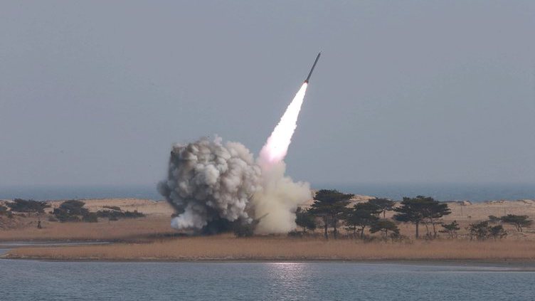 Coreia do Norte lança novos mísseis e congela ativos de Seul