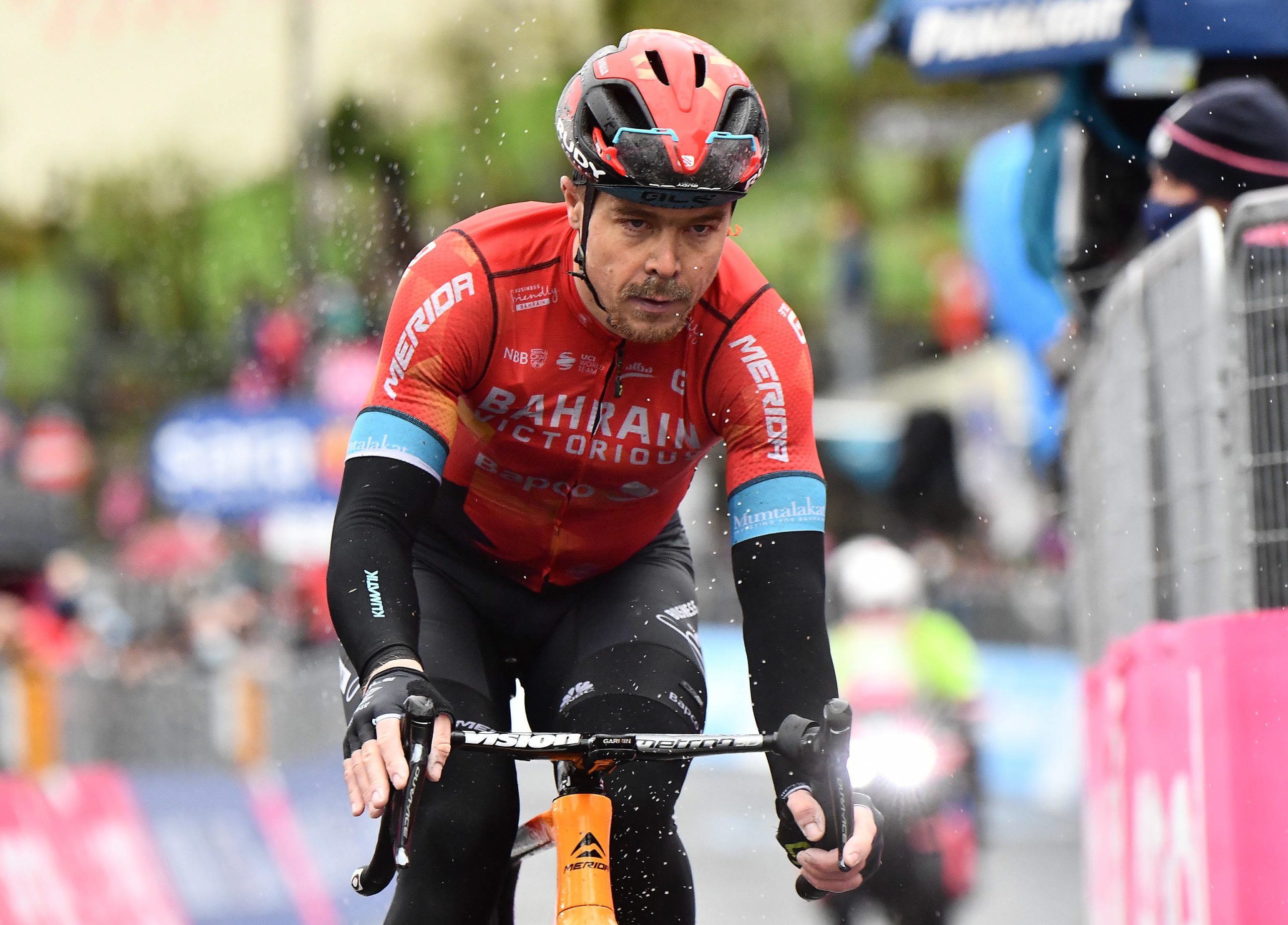 Mikel Landa tem alta hospitalar e regressa a casa para ser operado