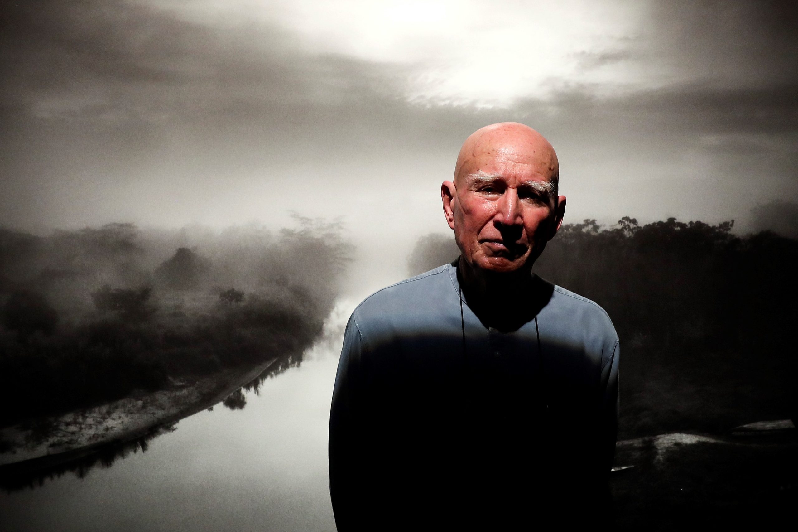 Fotógrafo Sebastião Salgado diz que Bolsonaro deve ser lembrado como “um criminoso”, que aumentou os problemas na Amazónia