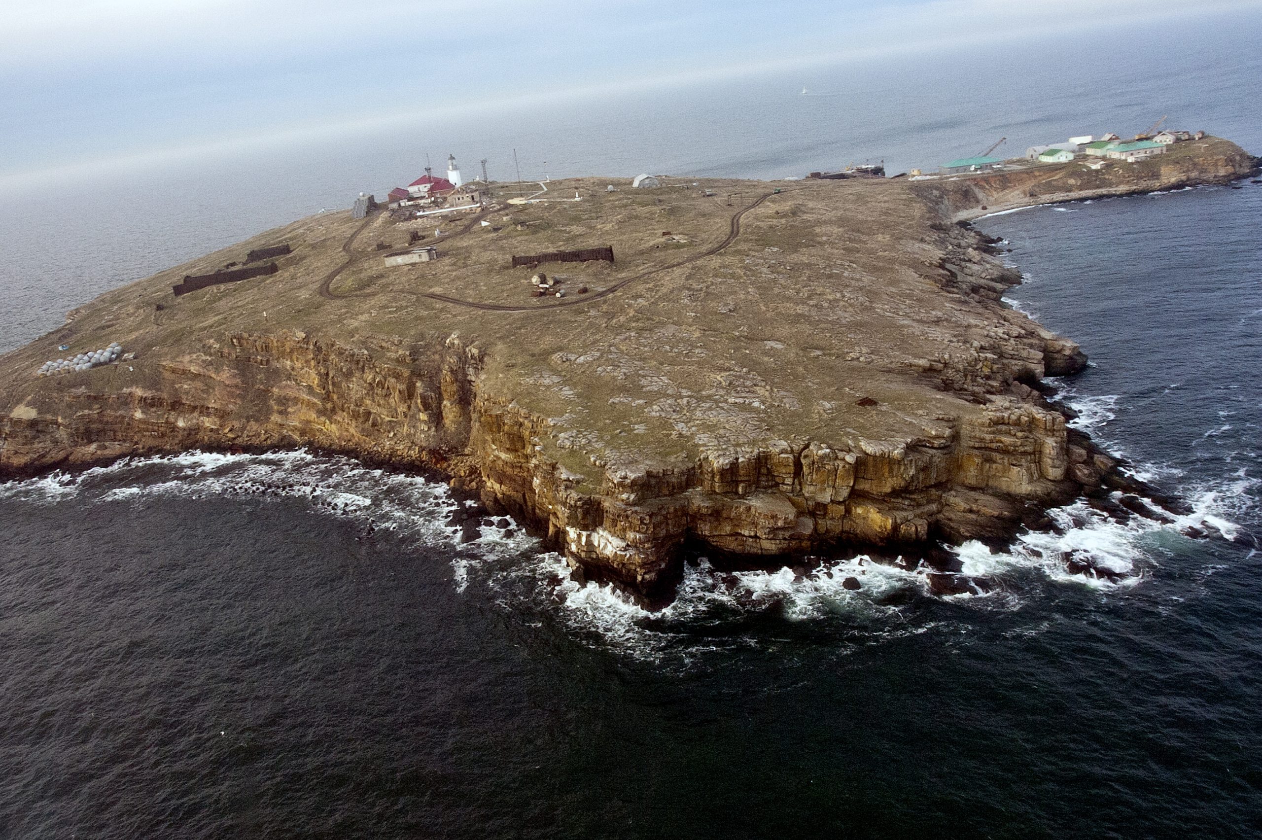 “Navio de guerra russo, vá-se f****”. As últimas palavras de 13 guardas ucranianos que morreram a defender uma pequena ilha