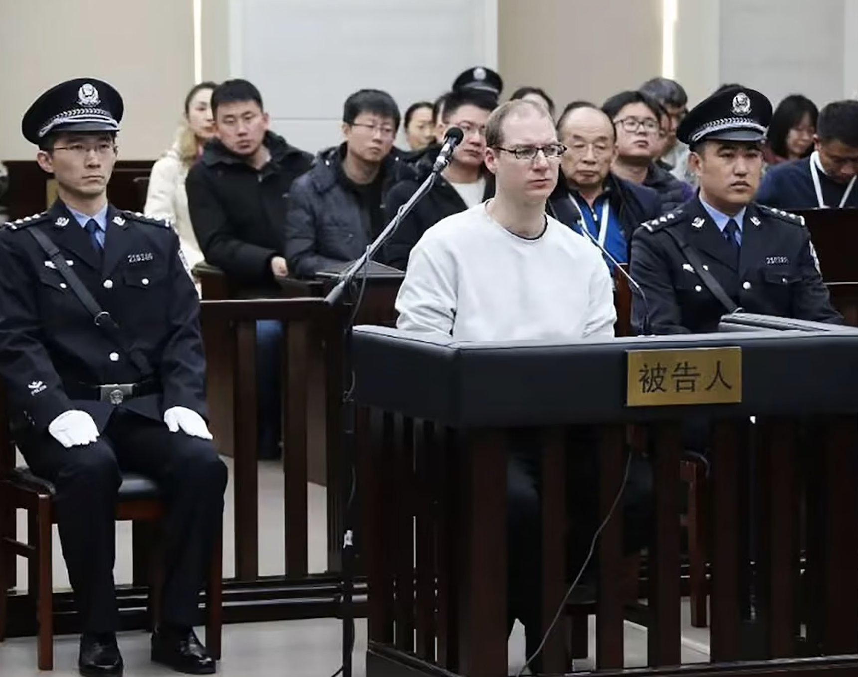 China revoga pena de morte de cidadão canadiano