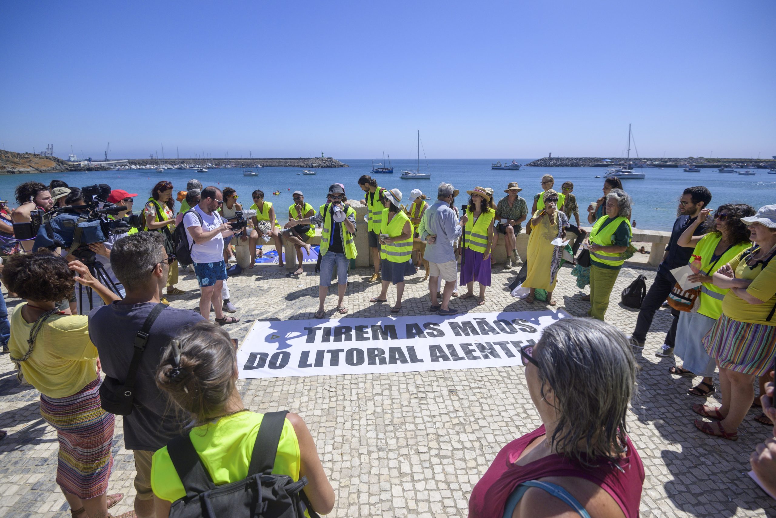 “Tirem as mãos do litoral alentejano!” Ecologistas protestam contra “exploração” no turismo, agricultura e energia
