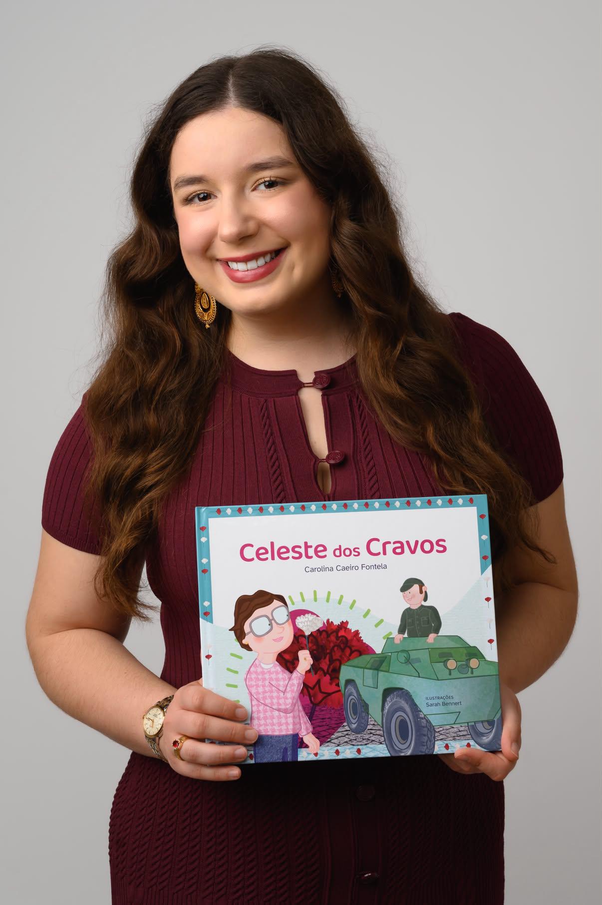 “O 25 de Abril é de todos”. Neta de Celeste Caeiro lança livro para contar a verdadeira história da mulher dos cravos