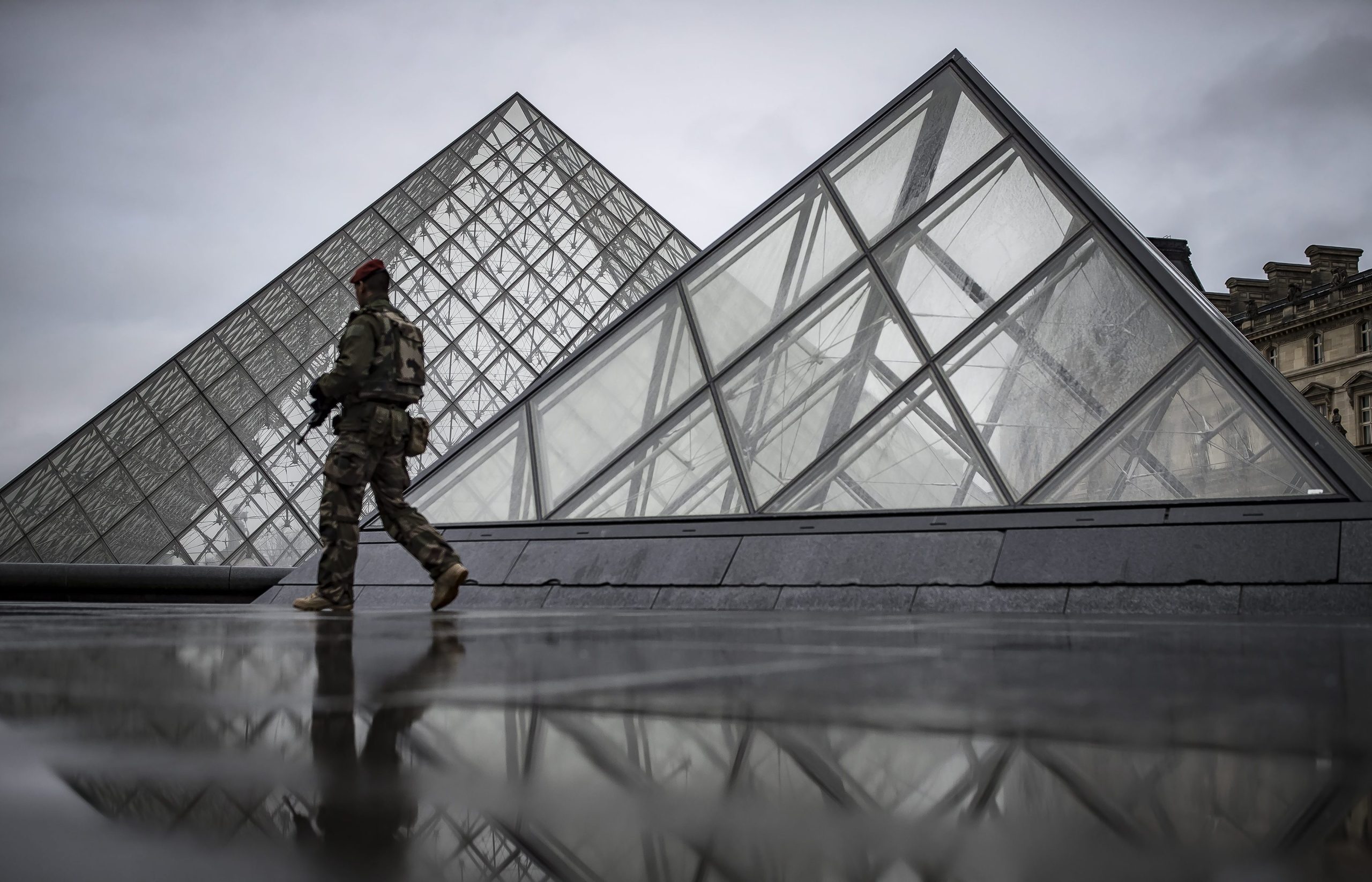 Ataque no Louvre: Pai diz que suspeito não mostrou sinais de radicalização