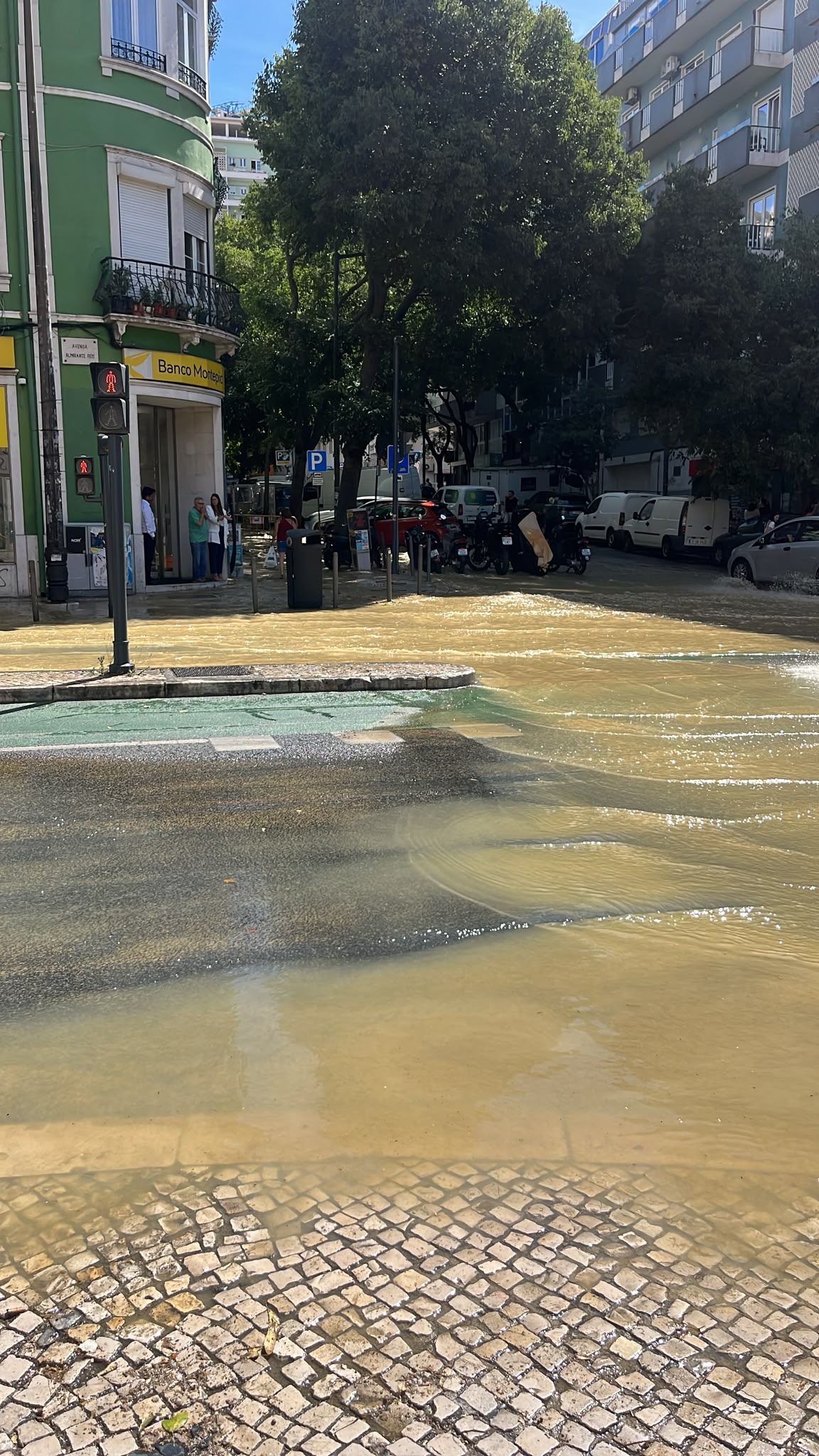 Avenida Almirante Reis inundada devido a rutura de conduta