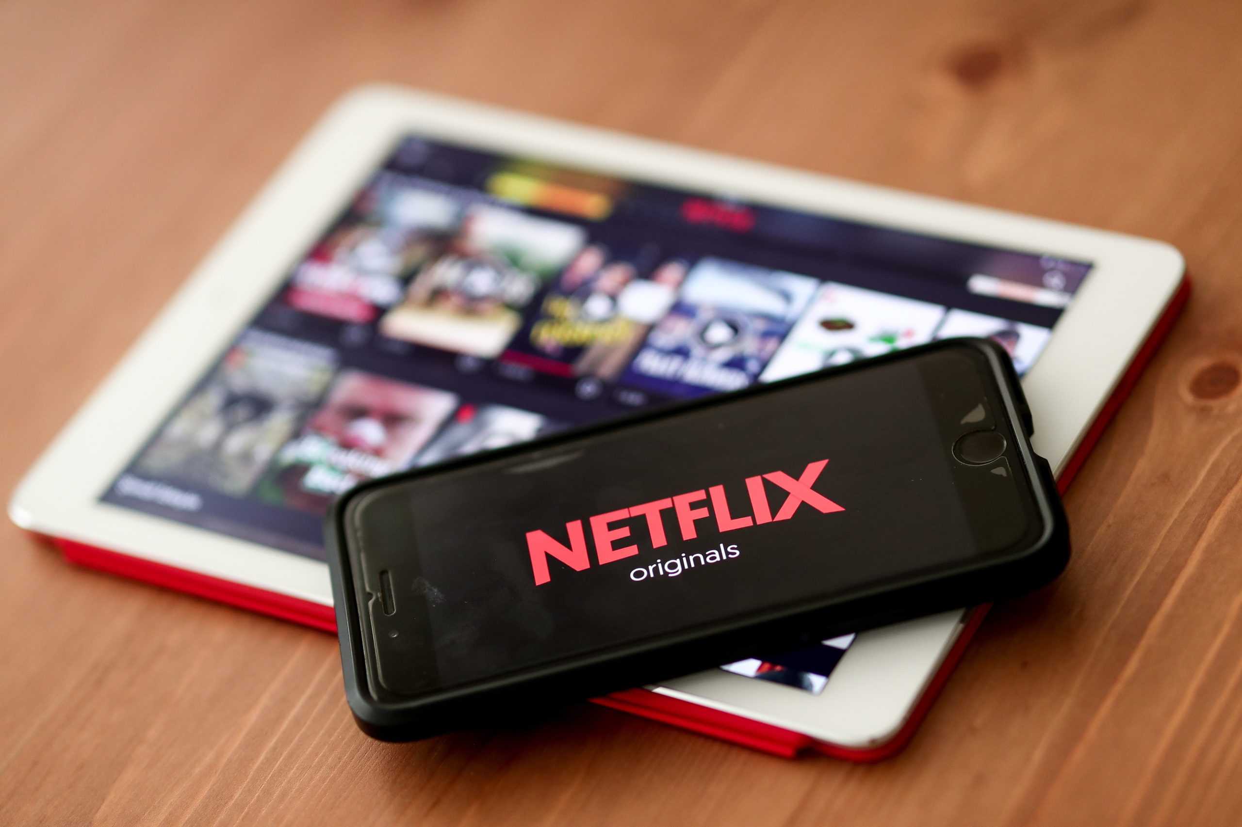 Milhares pedem boicote da Netflix por divulgação do filme “Mignonnes”, que, segundo os críticos, sexualiza as crianças