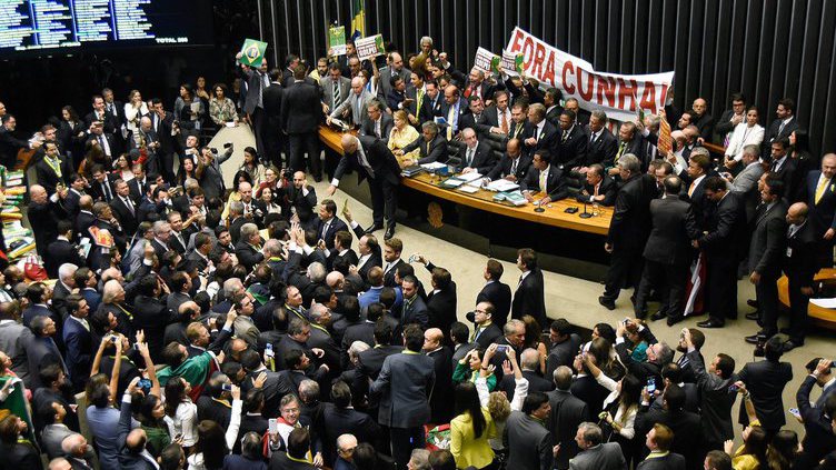No Twitter, hoje é o #impeachmentday