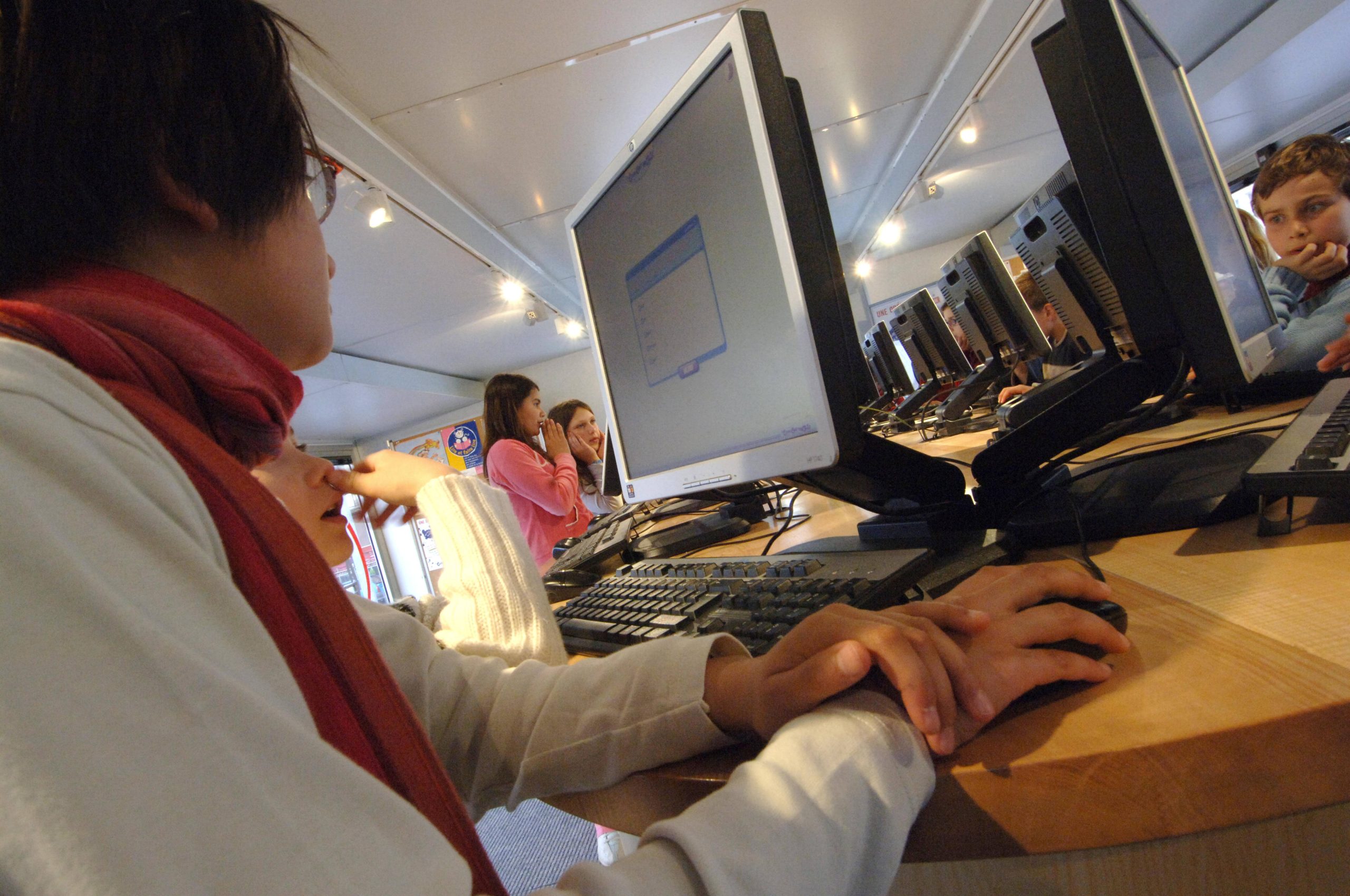 Diretores pedem ajuda aos professores de informática para arranjar computadores avariados, alerta FENPROF