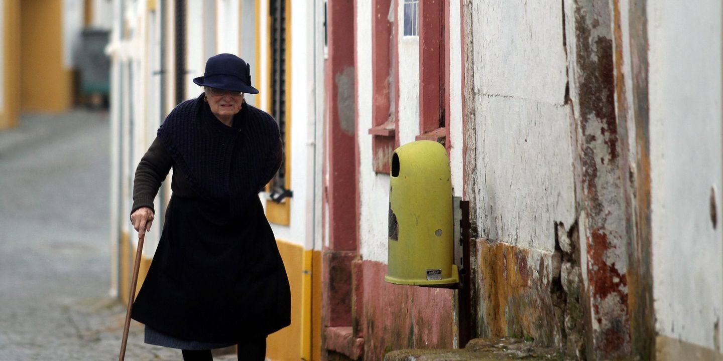 “Há muitas Maricarmens por Portugal”: o que acontece aos idosos quando perdem a casa onde viveram décadas?