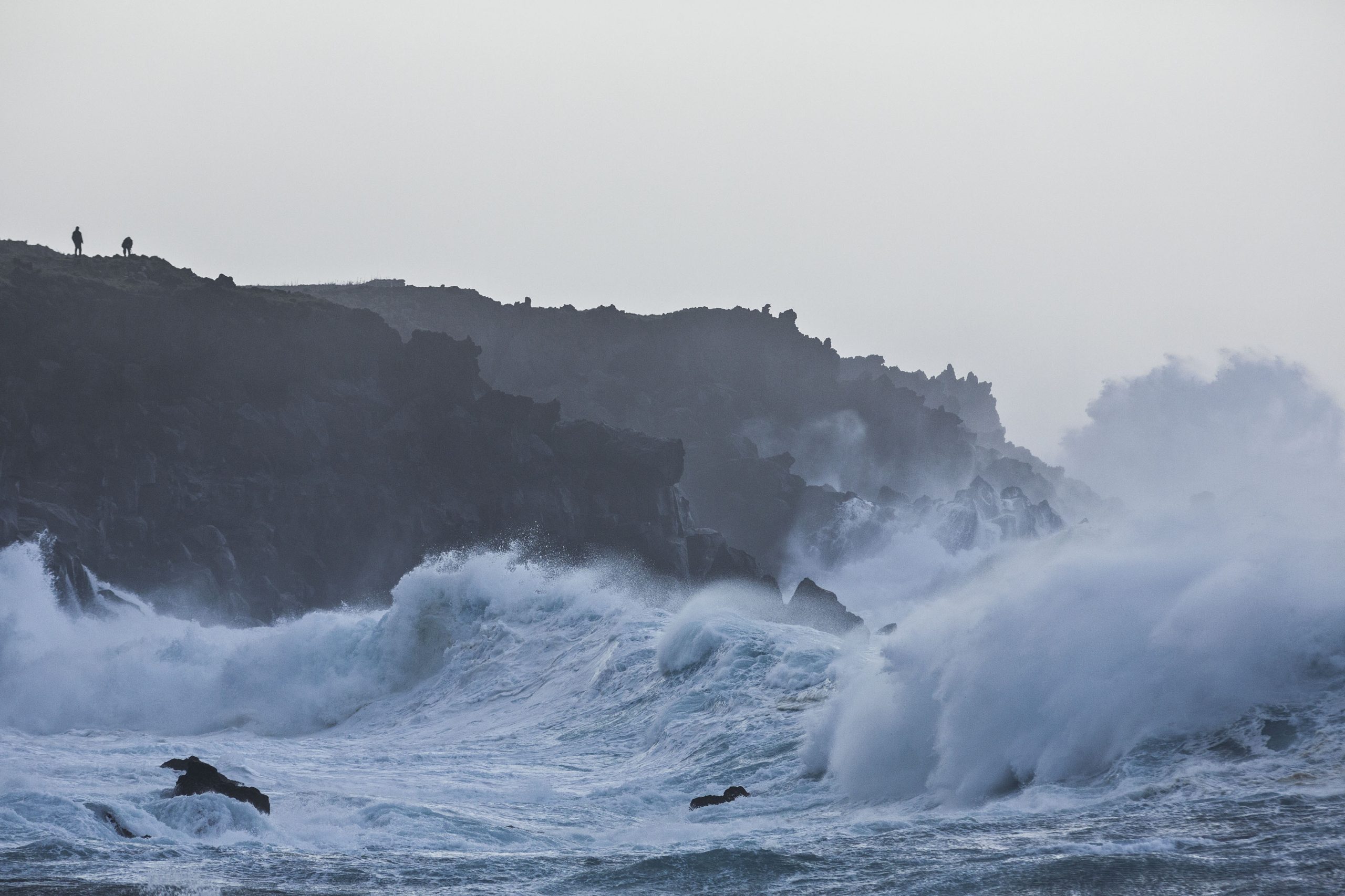 Nos Açores, esta terça-feira, as ondas podem atingir os 10 metros, avisa a Autoridade Marítima Nacional e a Marinha