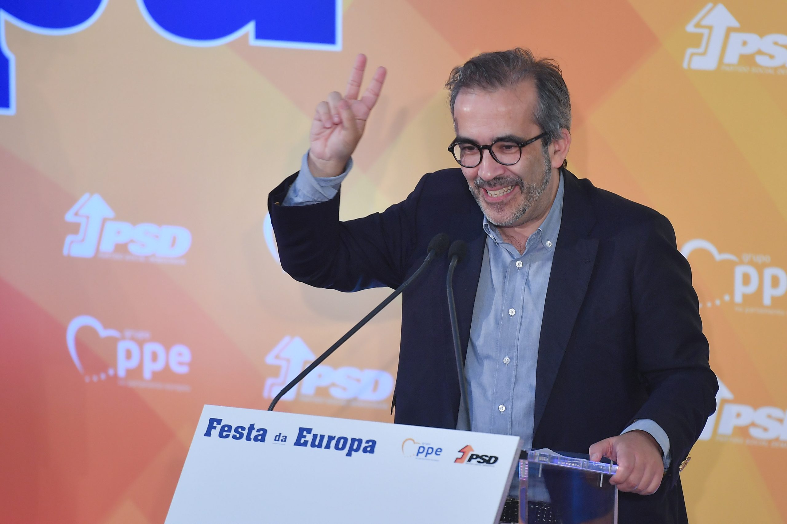 Europeias: Aguiar-Branco junta-se a Rangel na caça ao voto na marginal de Matosinhos